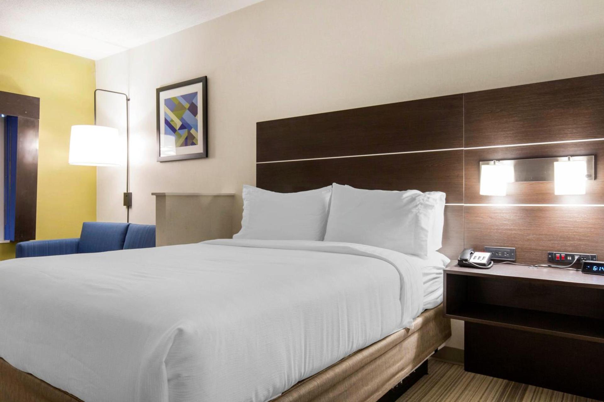 Holiday Inn Express & Suites Chicago West - St Charles by IHG photo 34