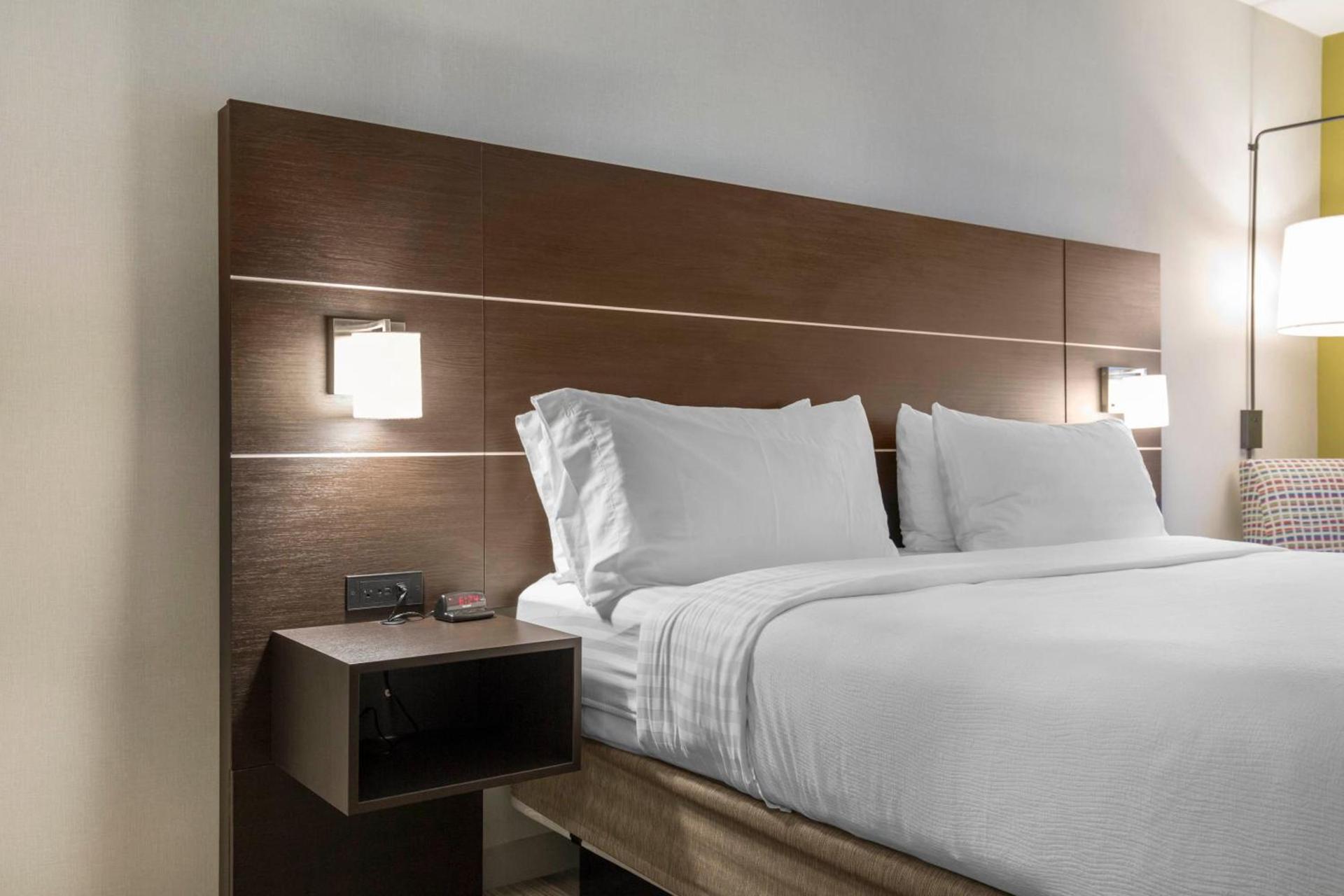 Holiday Inn Express & Suites Chicago West - St Charles by IHG photo 37