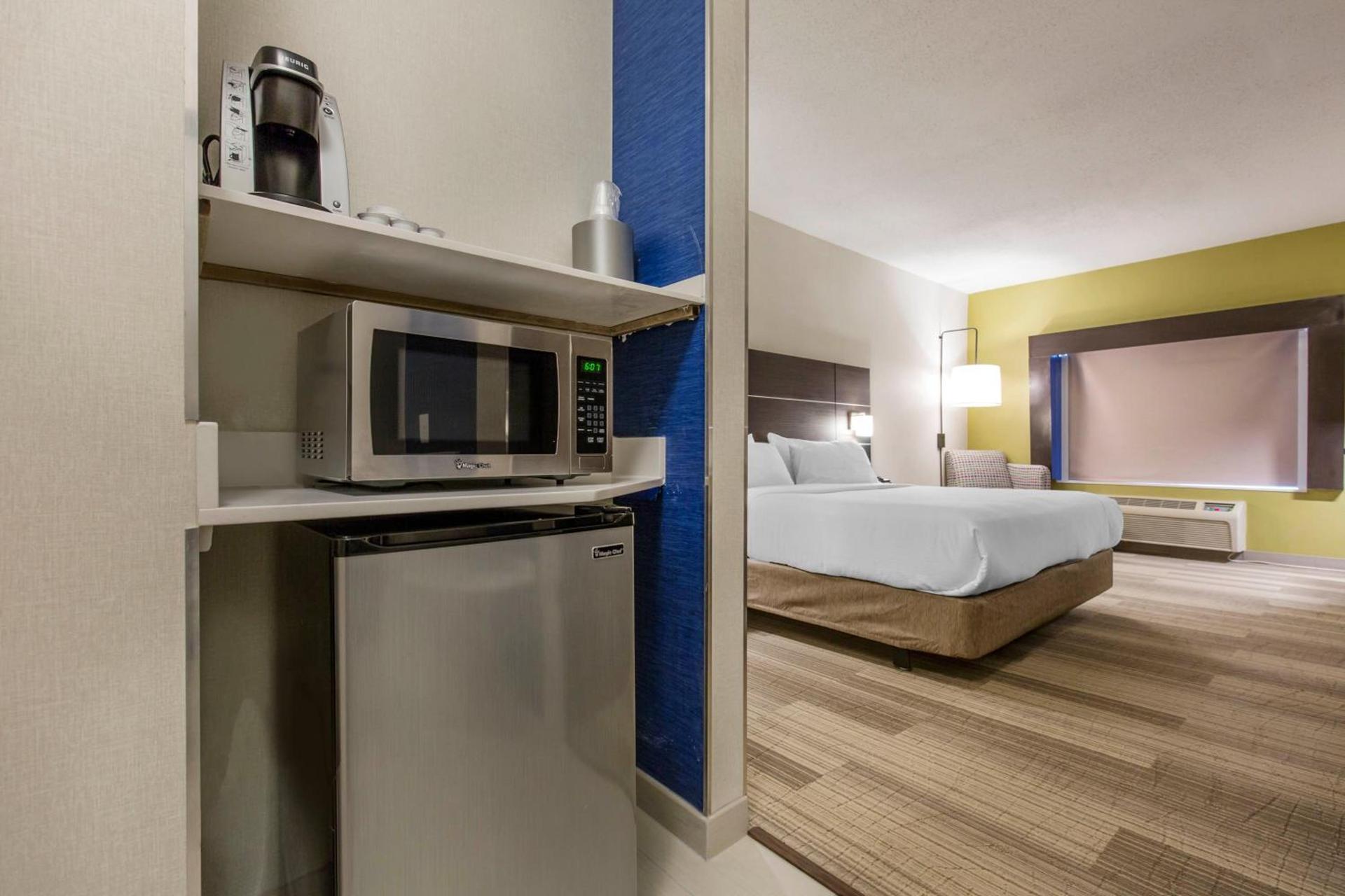 Holiday Inn Express & Suites Chicago West - St Charles by IHG photo 39