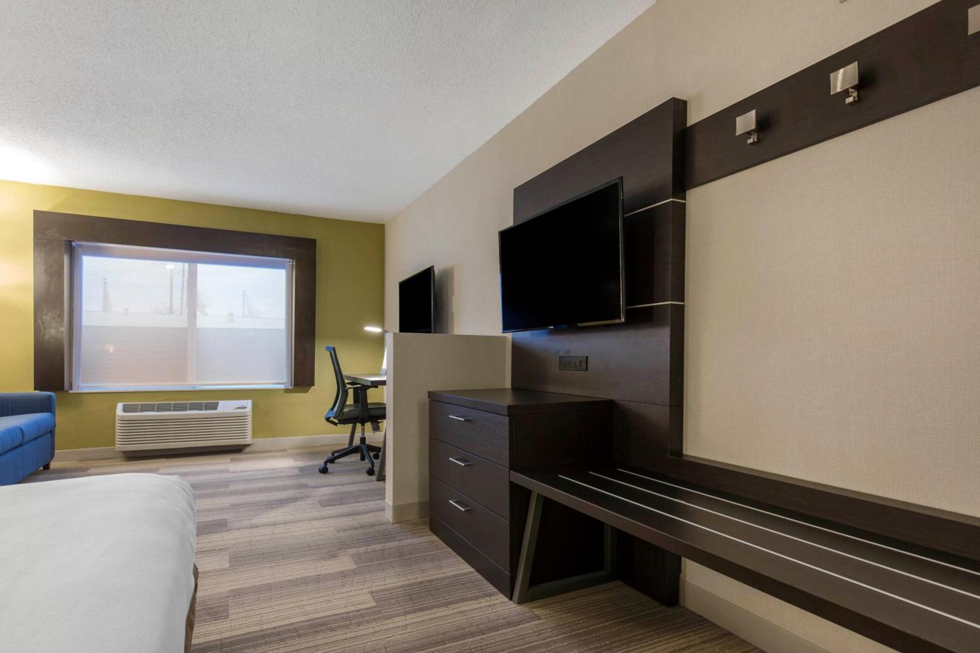 Holiday Inn Express & Suites Chicago West - St Charles by IHG photo 53