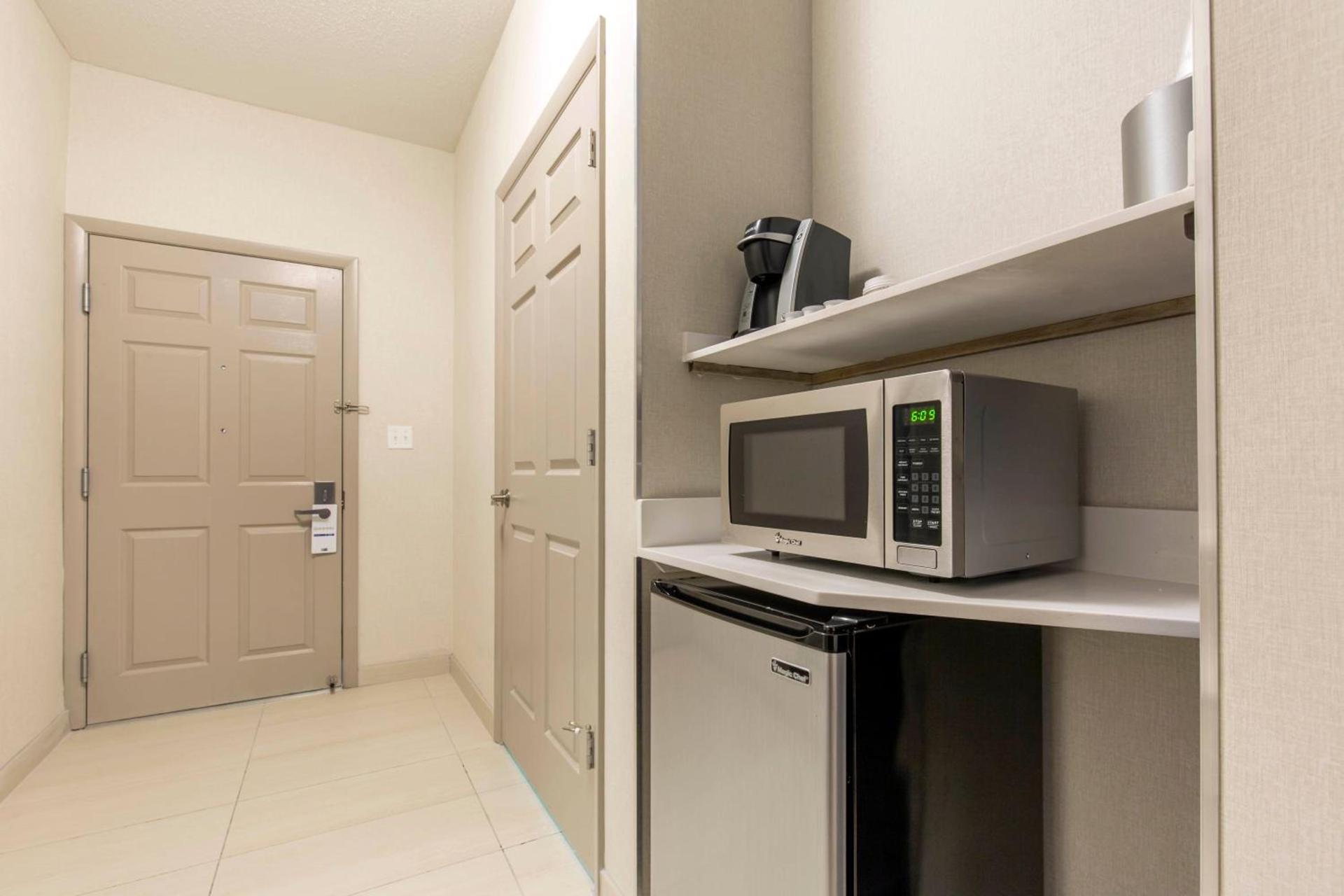 Holiday Inn Express & Suites Chicago West - St Charles by IHG photo 26