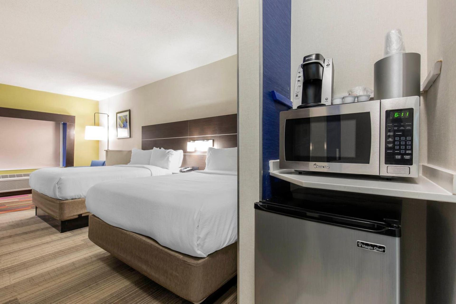 Holiday Inn Express & Suites Chicago West - St Charles by IHG photo 42