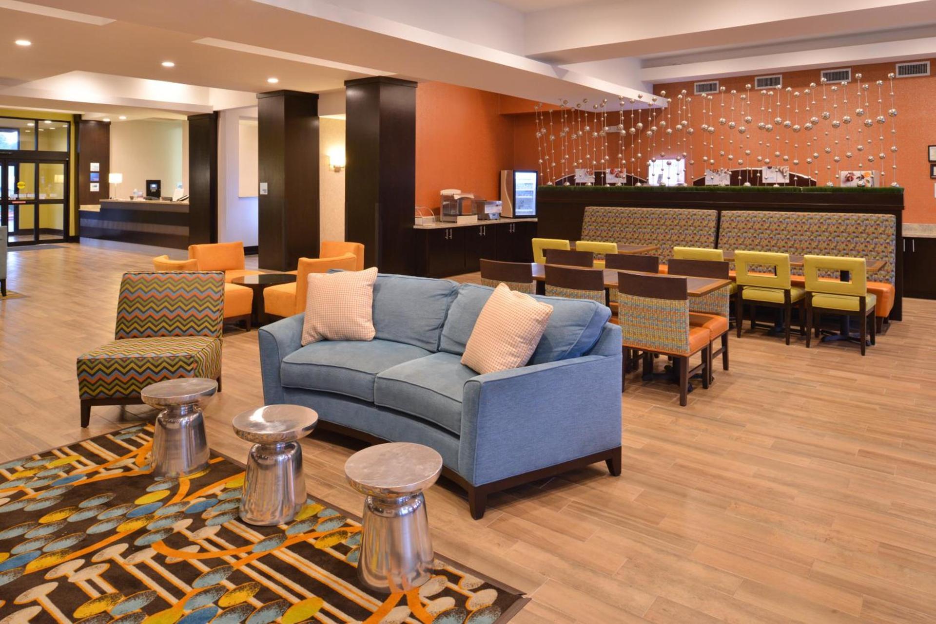 Holiday Inn Express & Suites Austin South by IHG photo 2