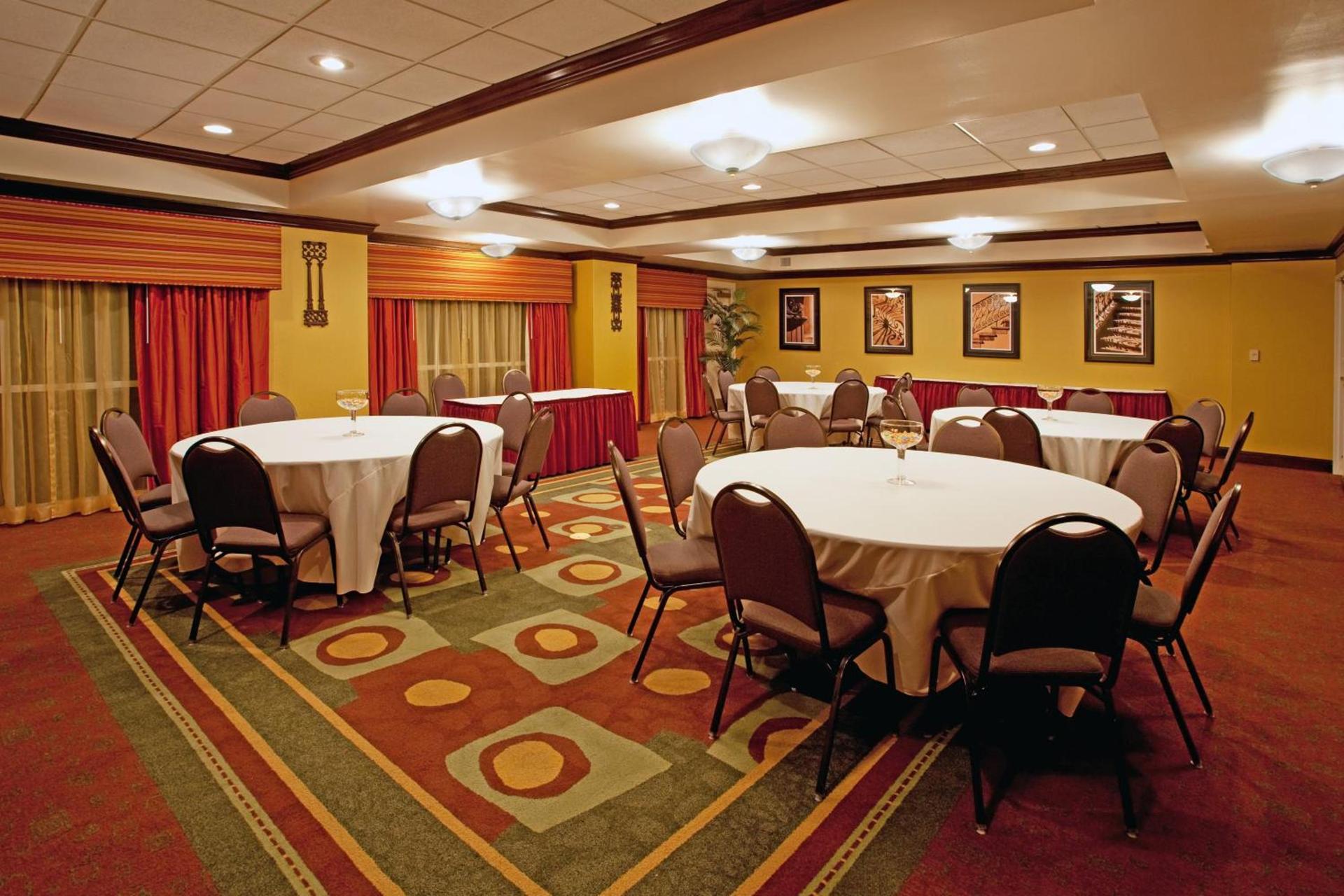 Holiday Inn Express Hotel & Suites Charleston - Northwoods by IHG photo 14
