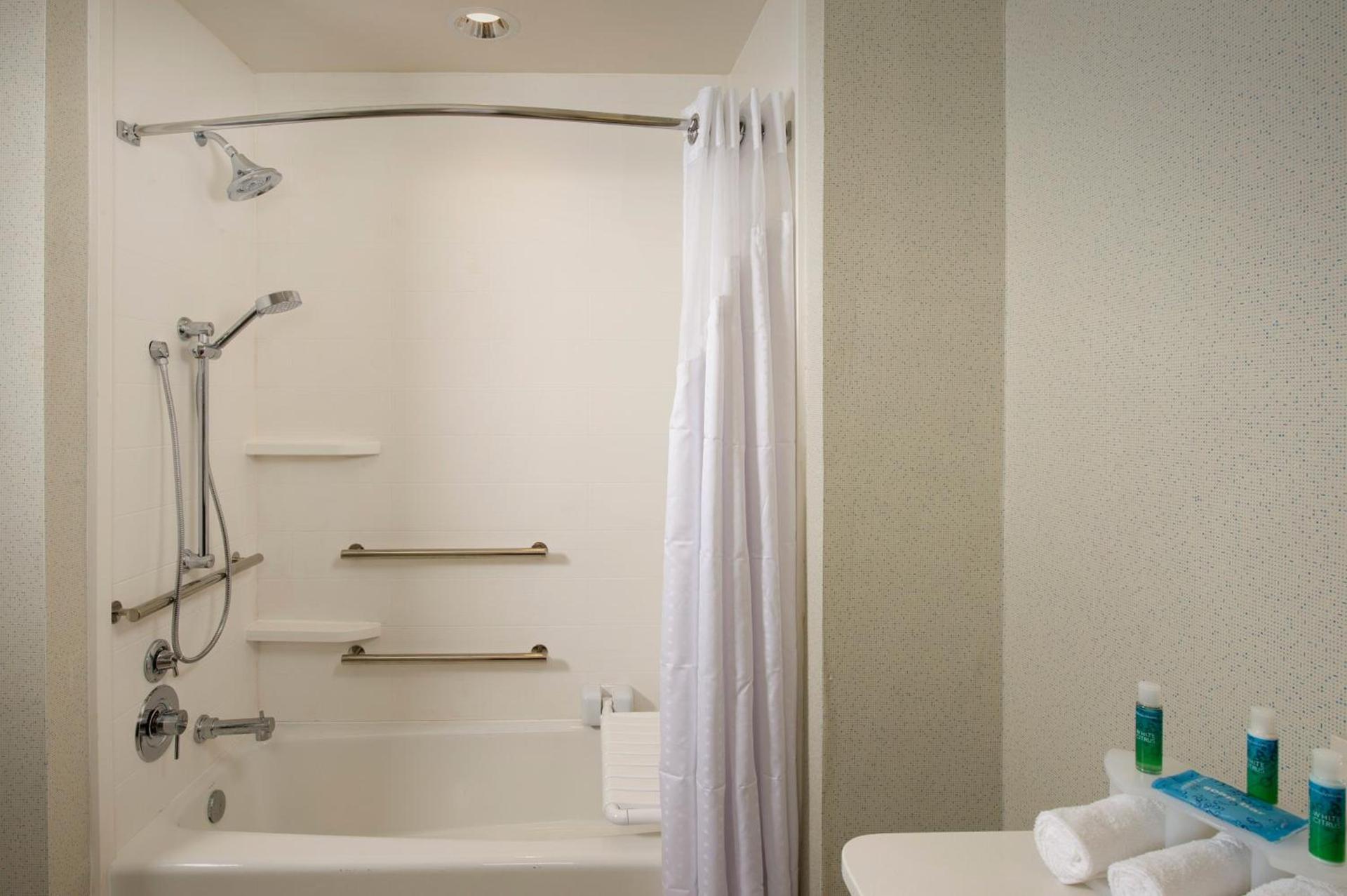 Holiday Inn Express & Suites Bay City by IHG photo 28