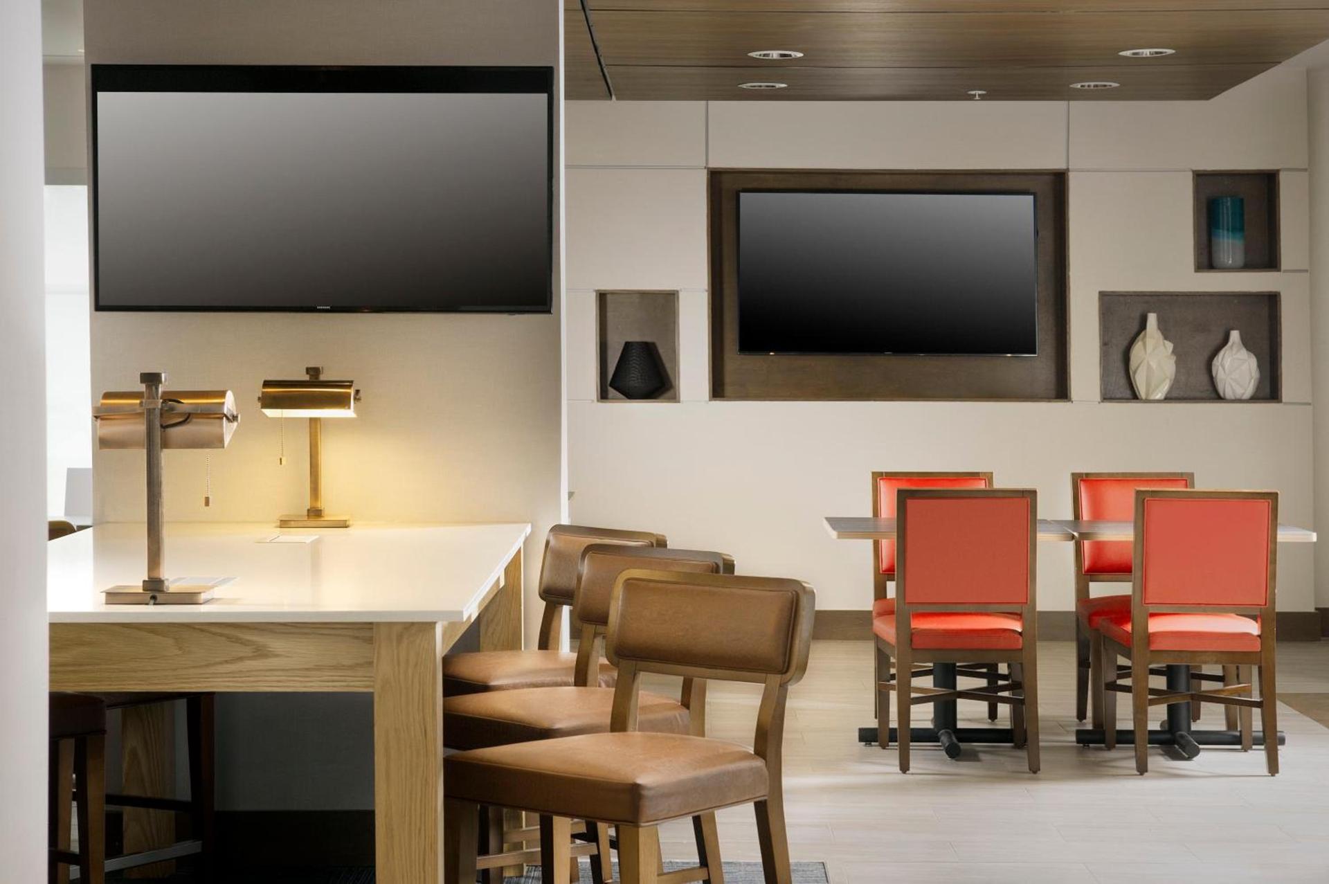Holiday Inn Express & Suites Bay City by IHG photo 3