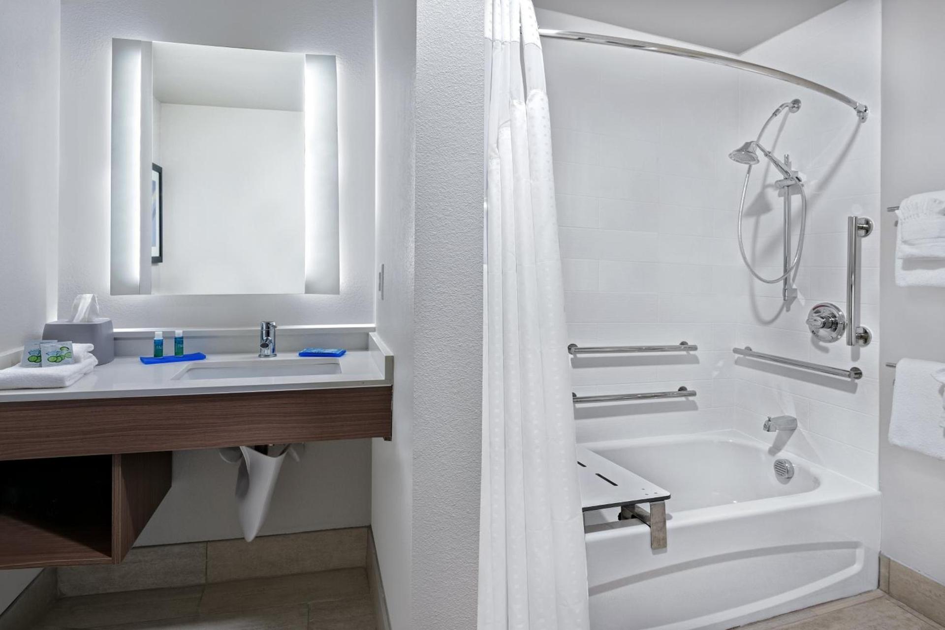 Holiday Inn Express & Suites Bryan - College Station by IHG photo 26