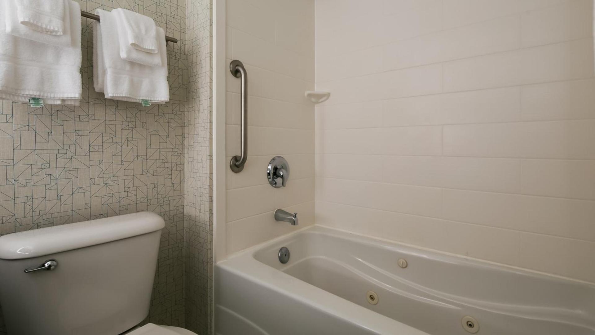 Holiday Inn Express Hotel & Suites Everett by IHG photo 41