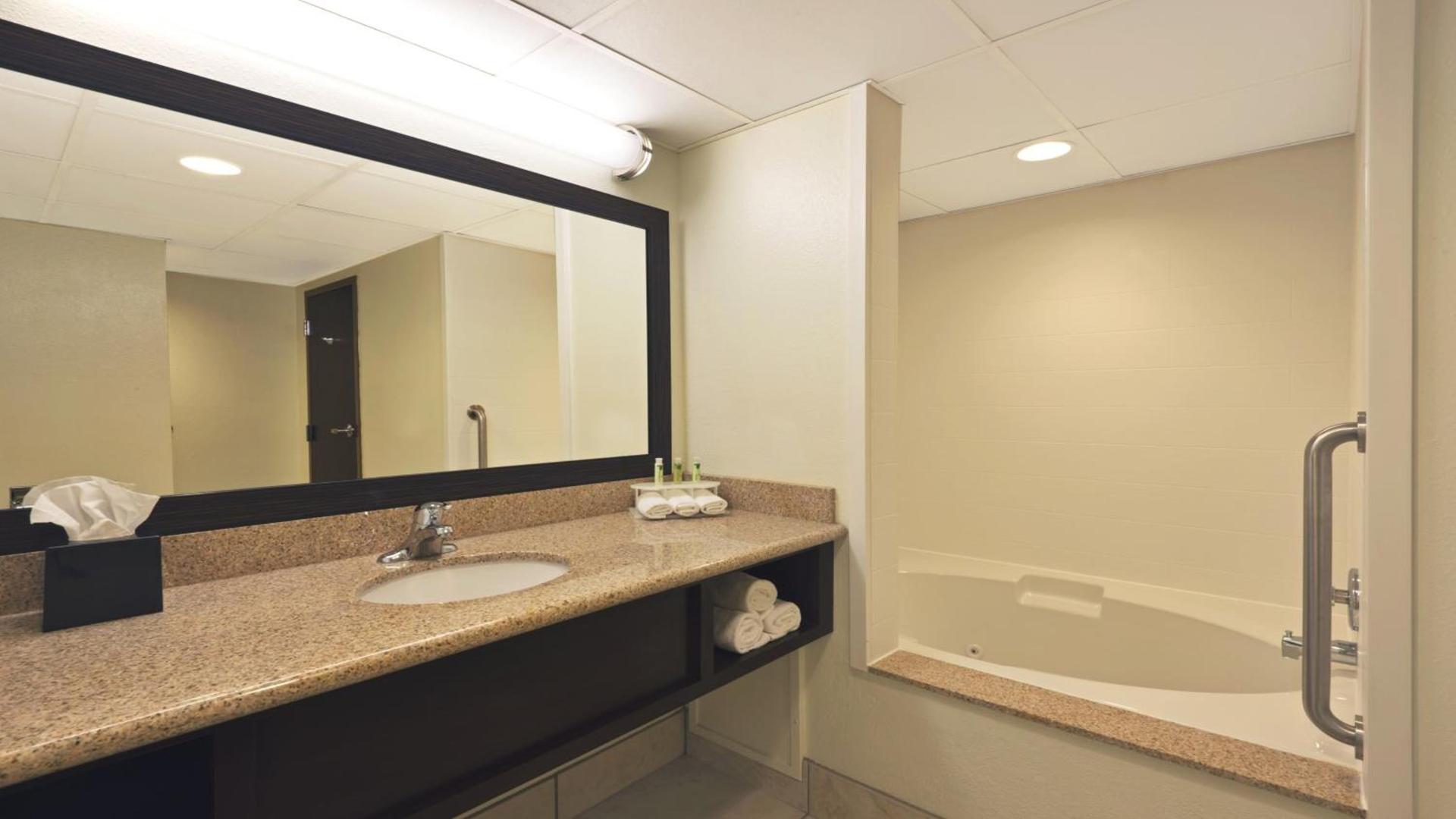Holiday Inn Express Hotel & Suites Colby by IHG photo 21