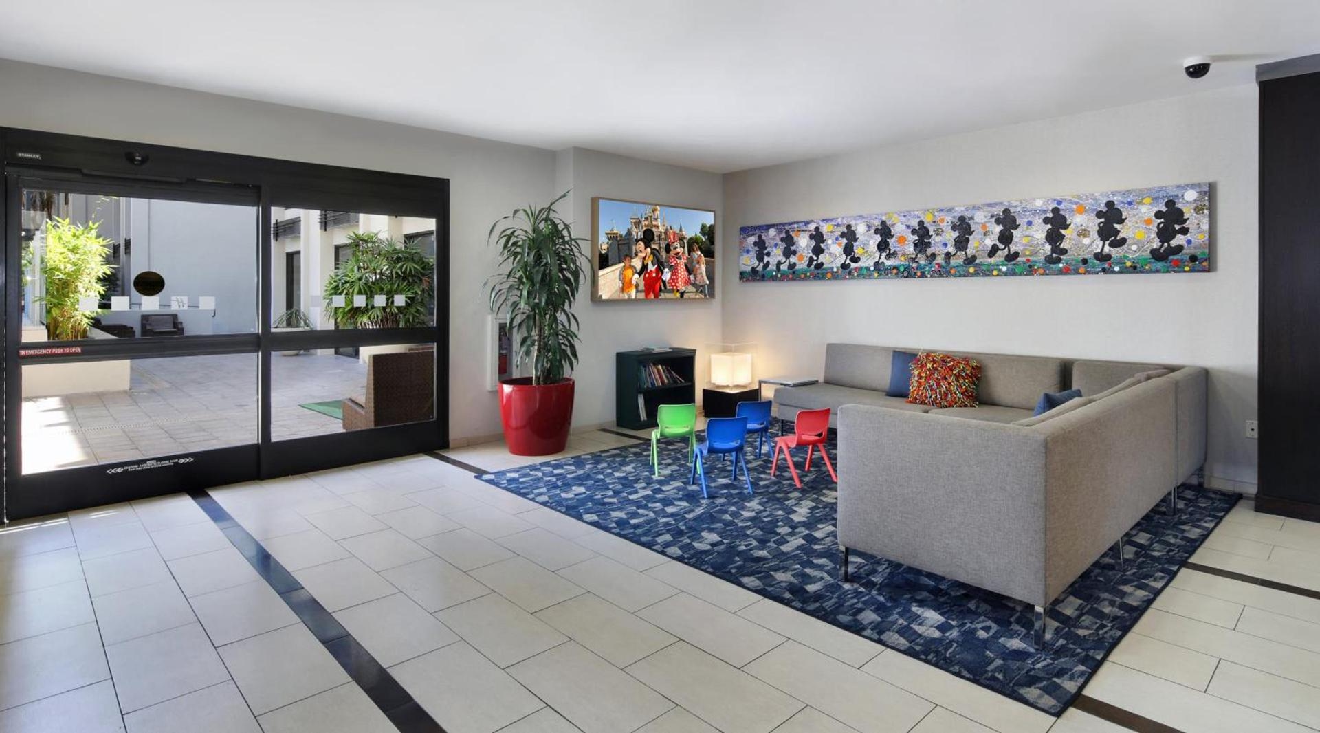 Holiday Inn Hotel & Suites Anaheim by IHG photo 8
