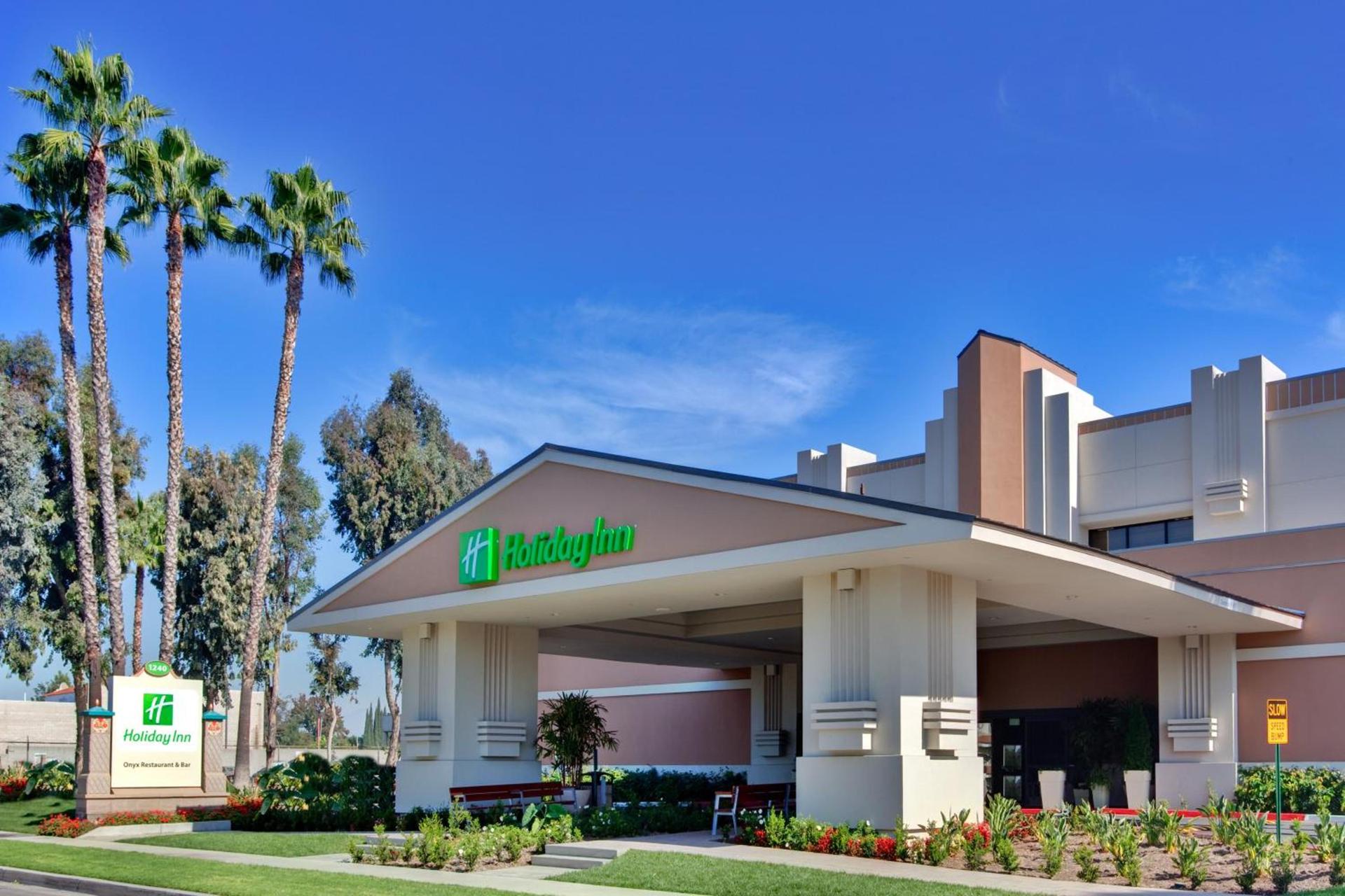 Holiday Inn Hotel & Suites Anaheim by IHG photo 1