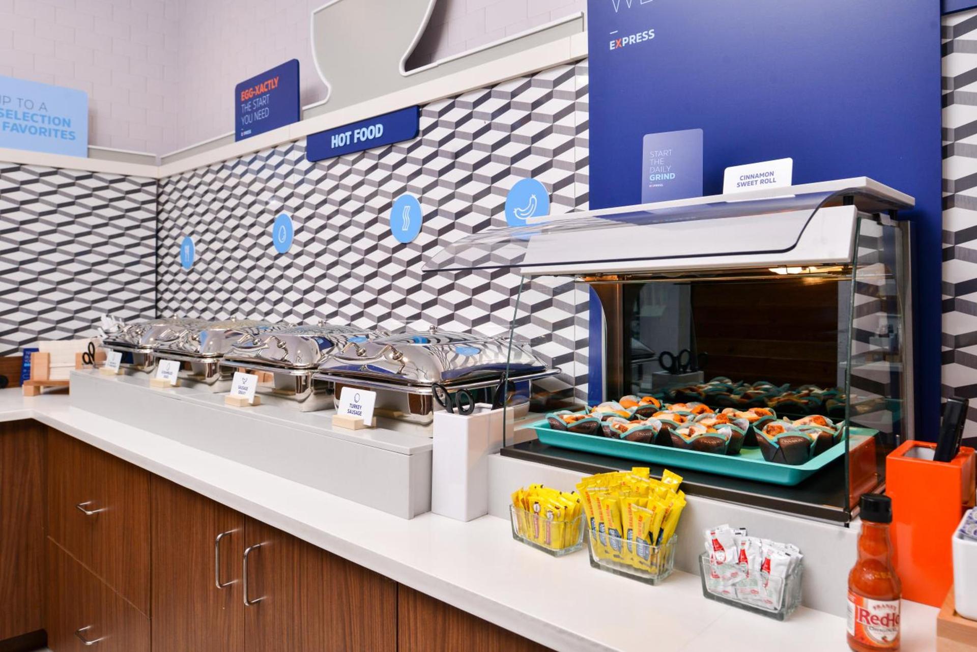 Holiday Inn Express Hotel & Suites Cincinnati - Mason by IHG photo 42
