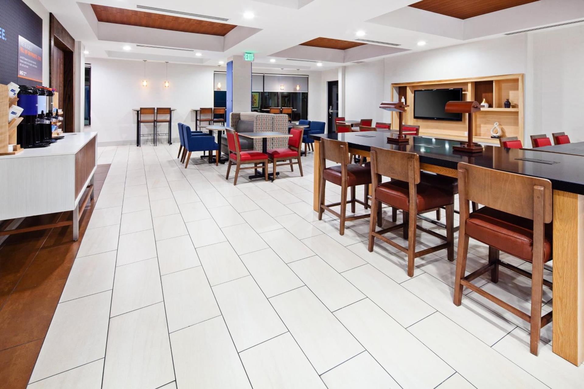 Holiday Inn Express & Suites Clovis Fresno Area by IHG photo 2