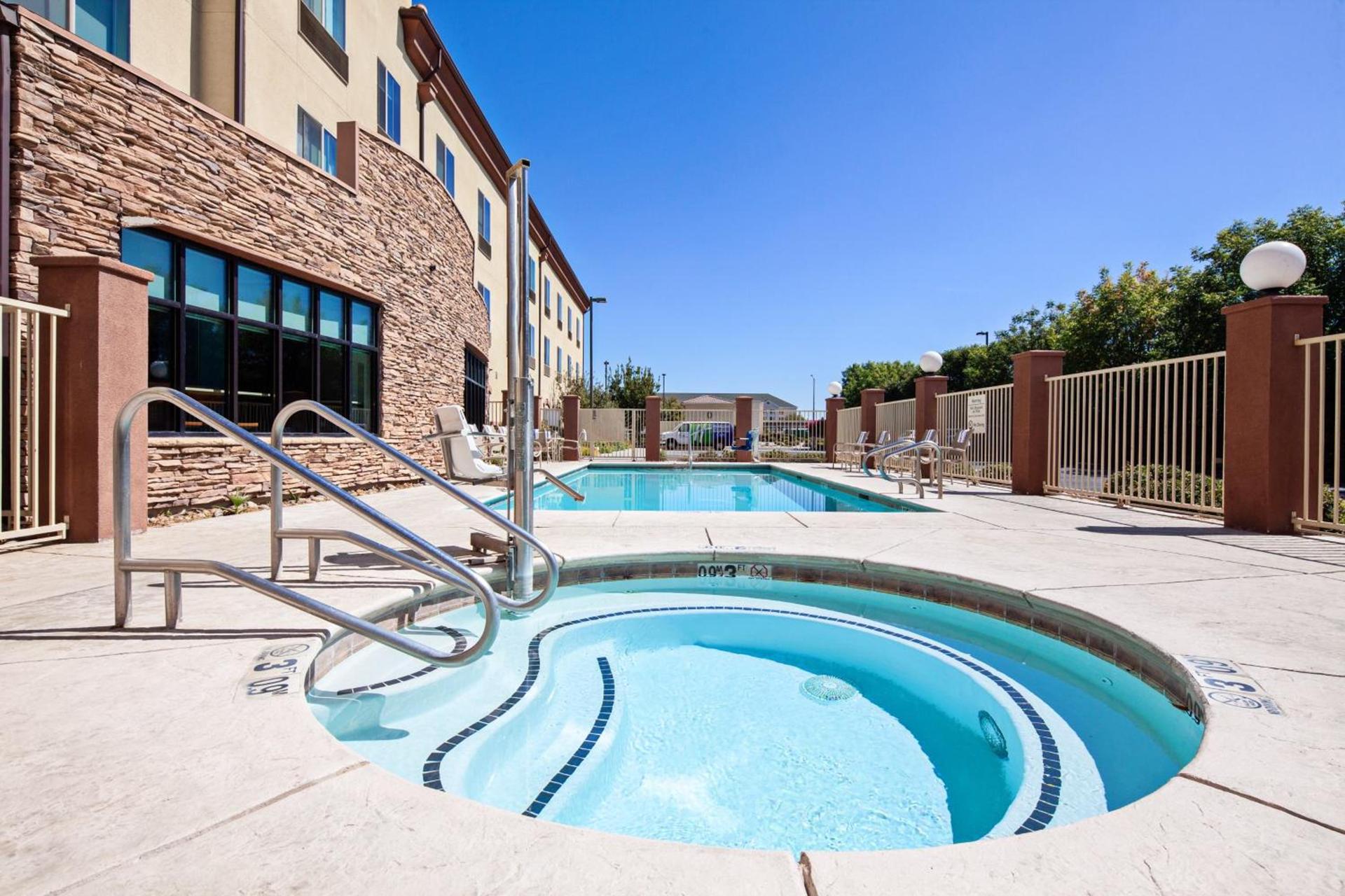 Holiday Inn Express & Suites Clovis Fresno Area by IHG photo 8