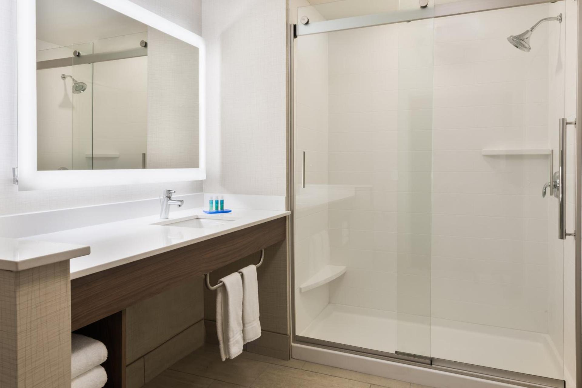 Holiday Inn Express & Suites - Columbus Airport East by IHG photo 32