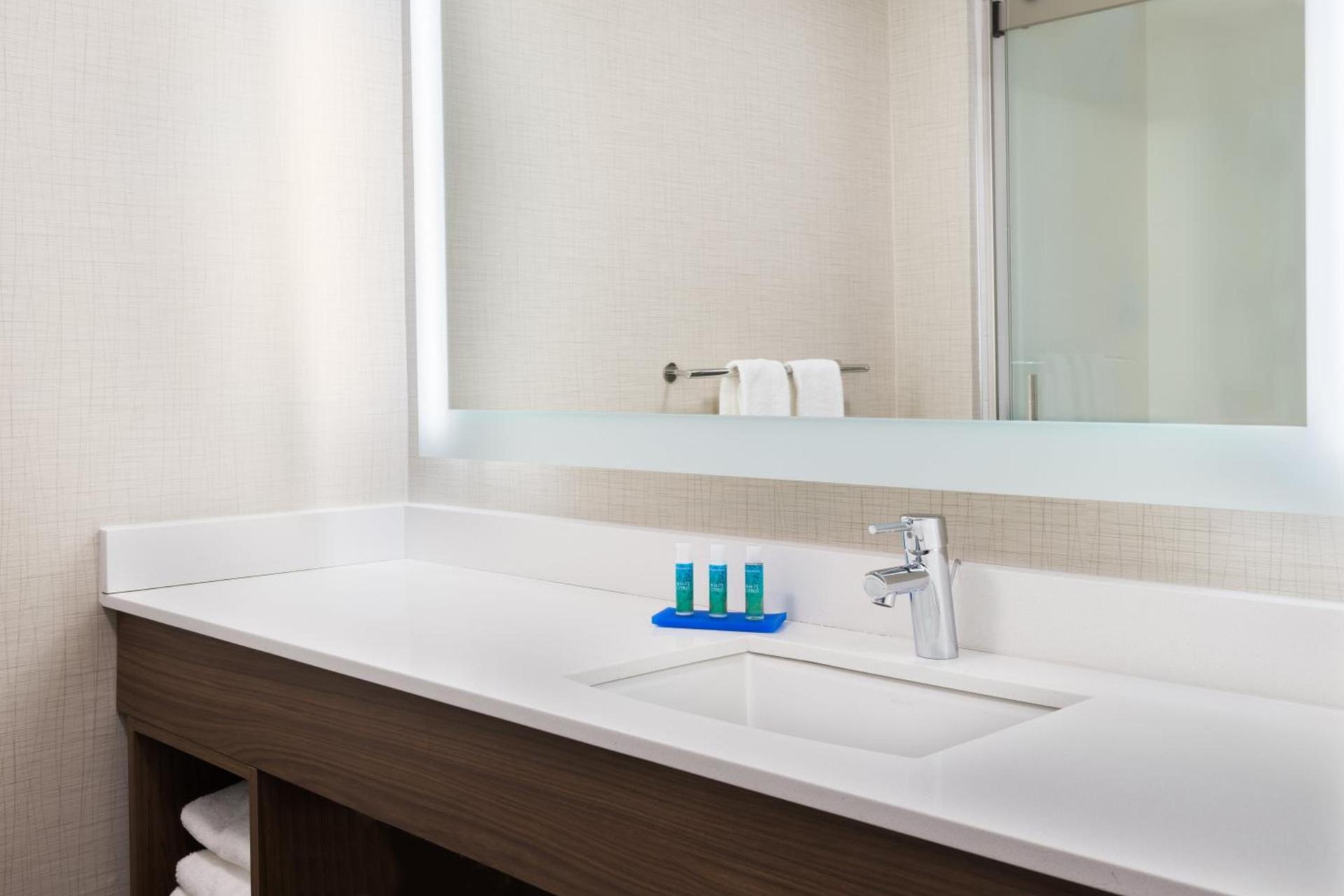 Holiday Inn Express & Suites - Columbus Airport East by IHG photo 30