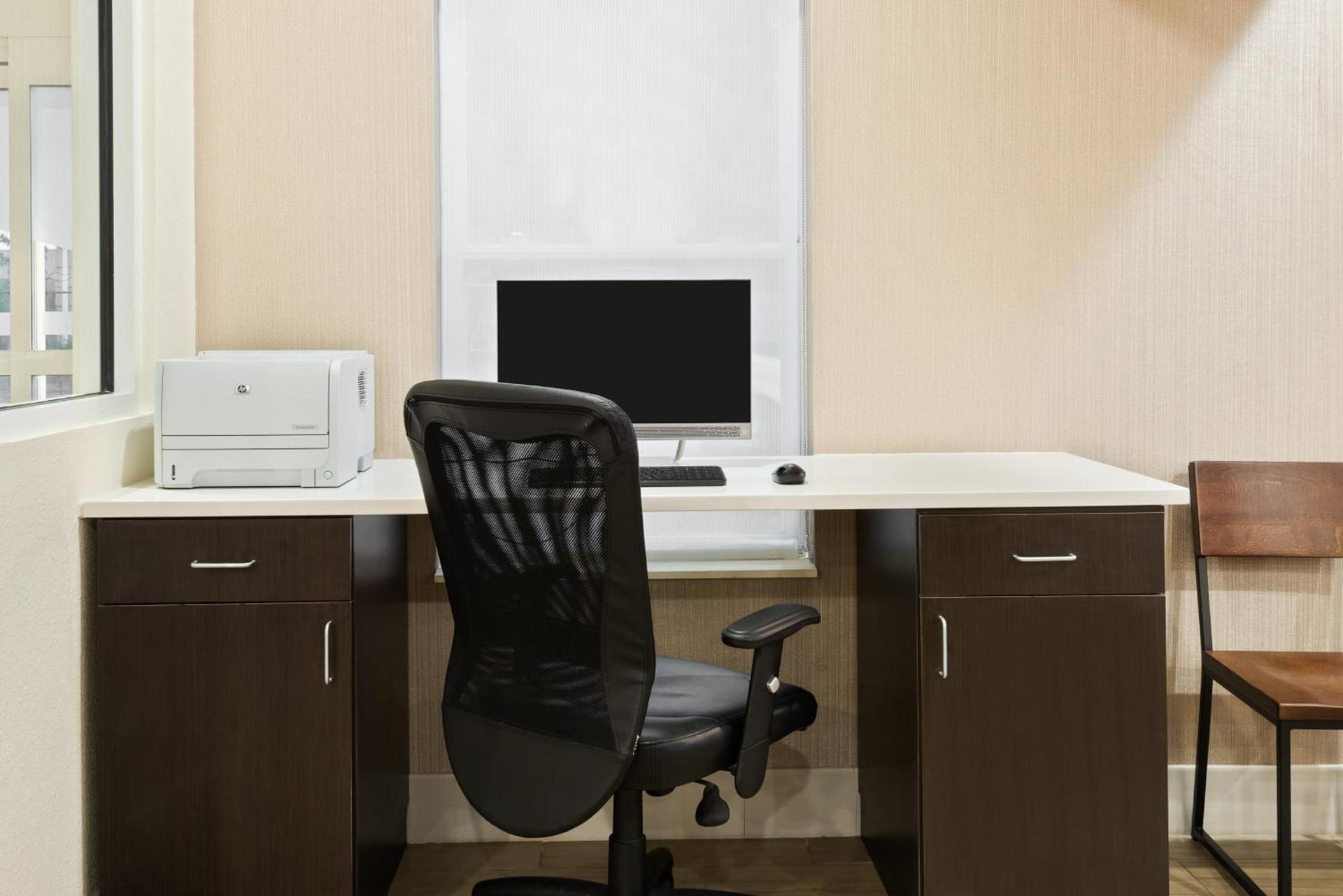 Holiday Inn Express & Suites - Columbus Airport East by IHG photo 43