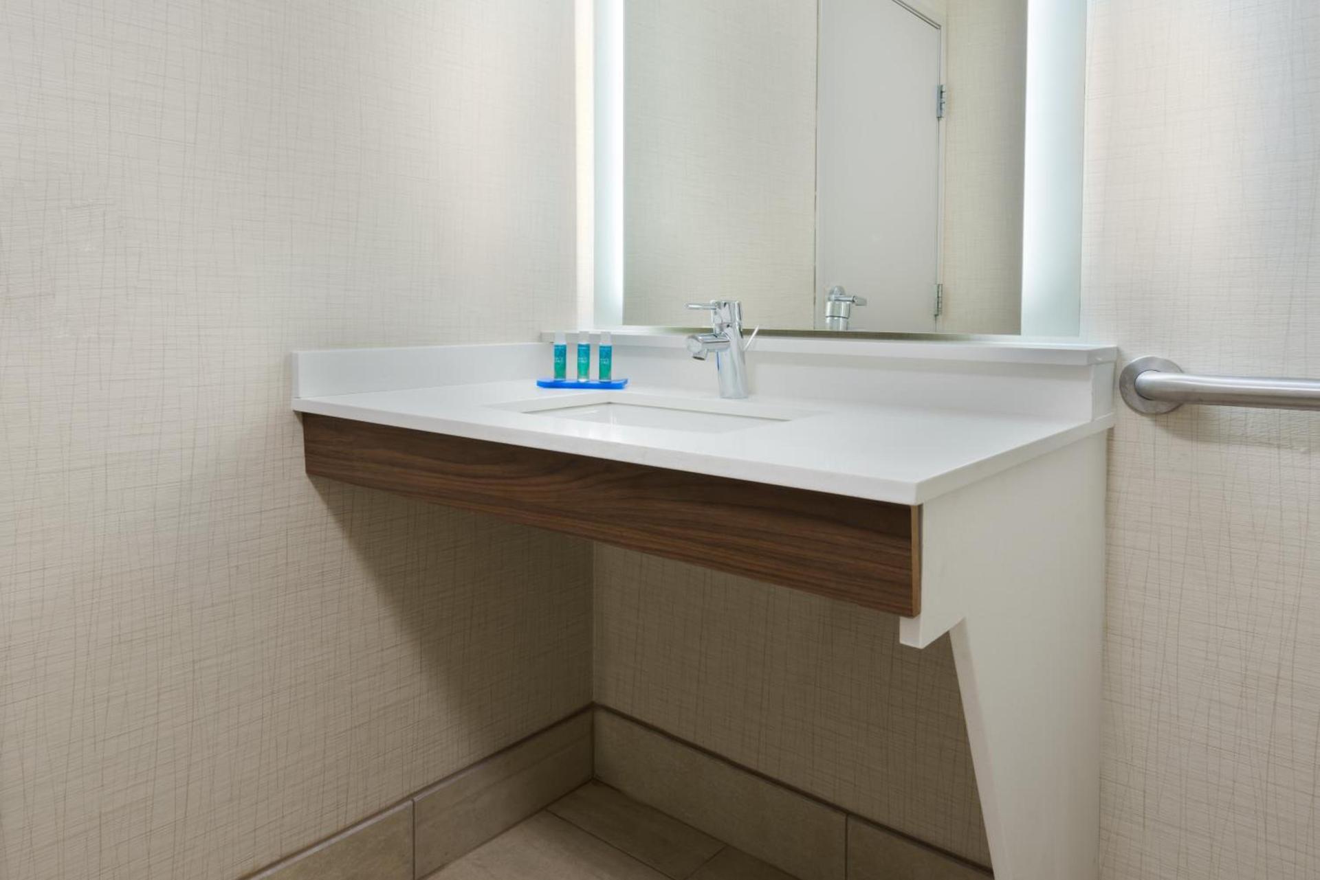 Holiday Inn Express & Suites - Columbus Airport East by IHG photo 29