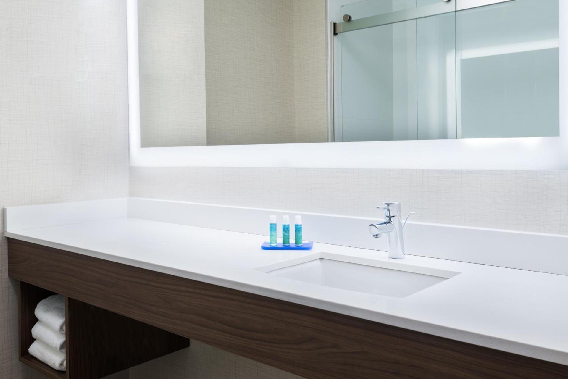 Holiday Inn Express & Suites - Columbus Airport East by IHG photo 34