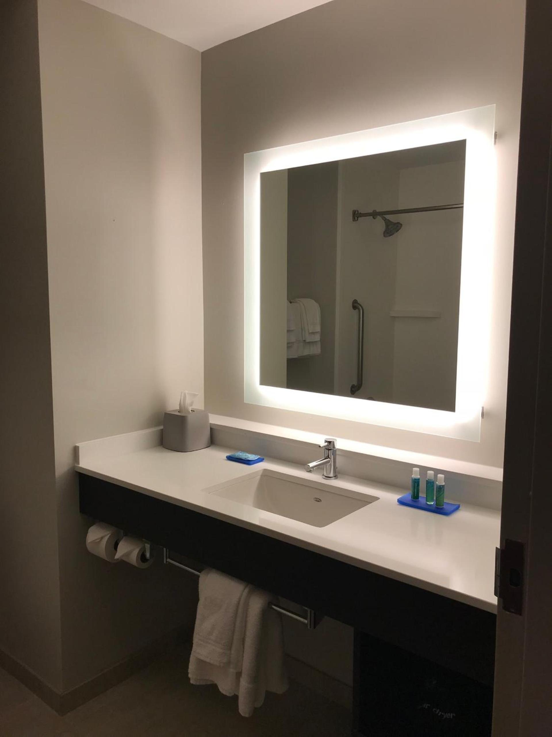 Holiday Inn Express Hotel & Suites Canton by IHG photo 9