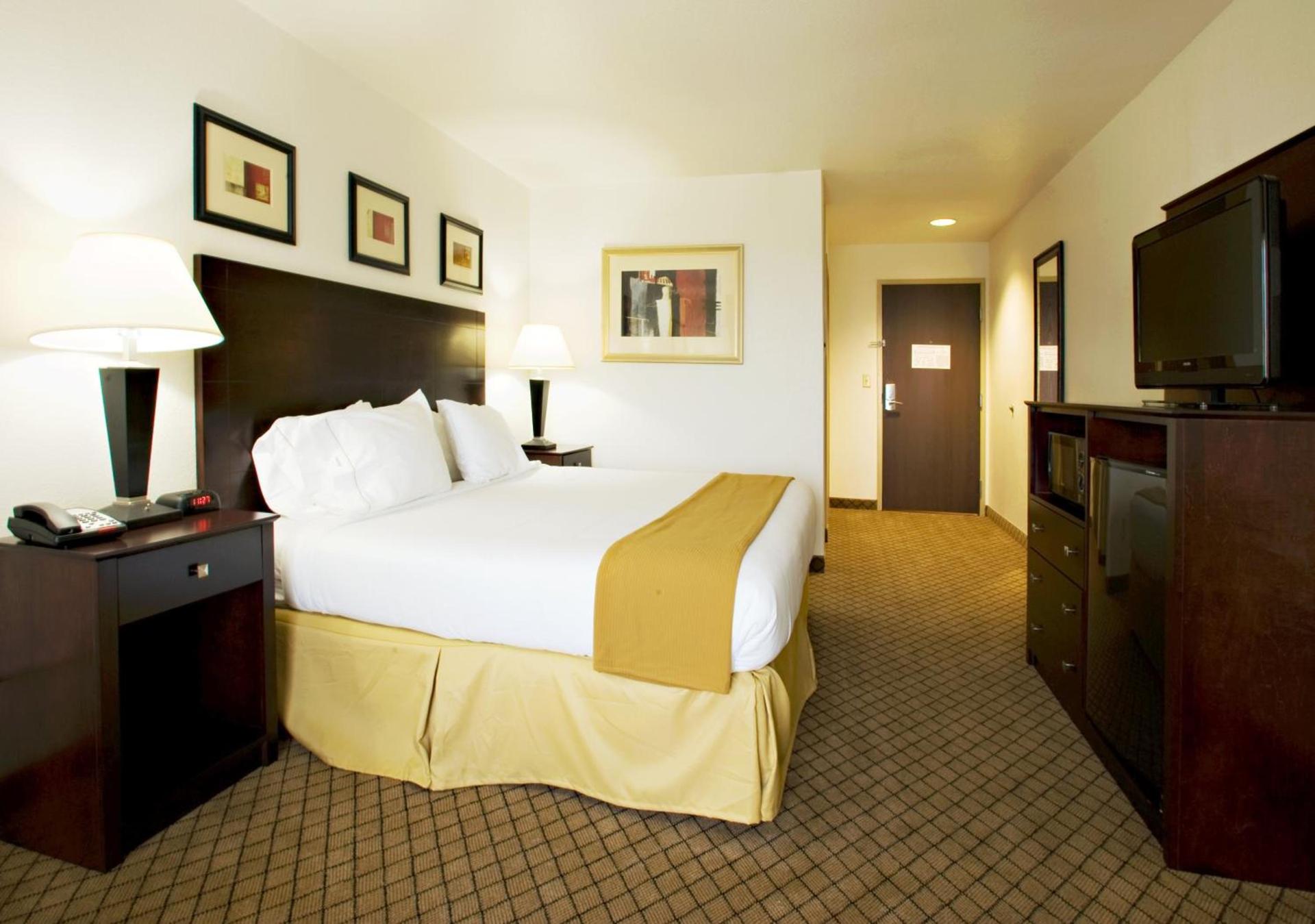 Holiday Inn Express & Suites Childress by IHG photo 35
