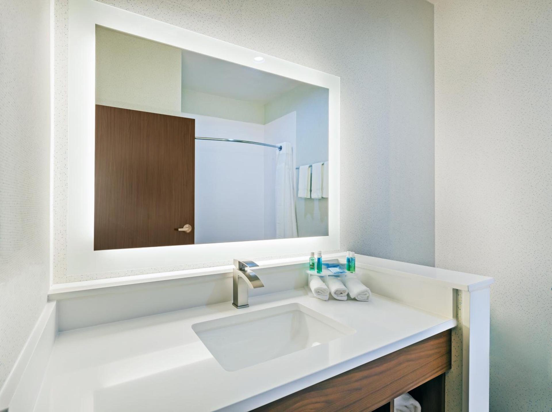 Holiday Inn Express & Suites - Coffeyville by IHG photo 38