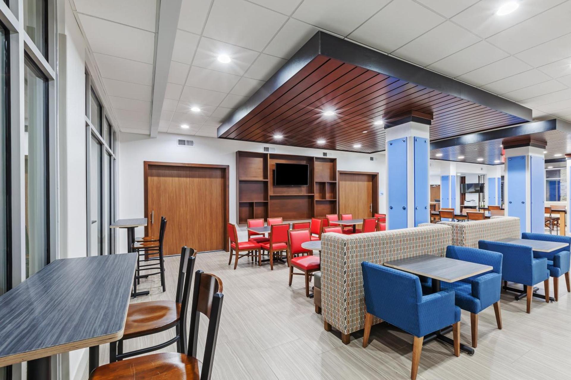 Holiday Inn Express & Suites - Coffeyville by IHG photo 35