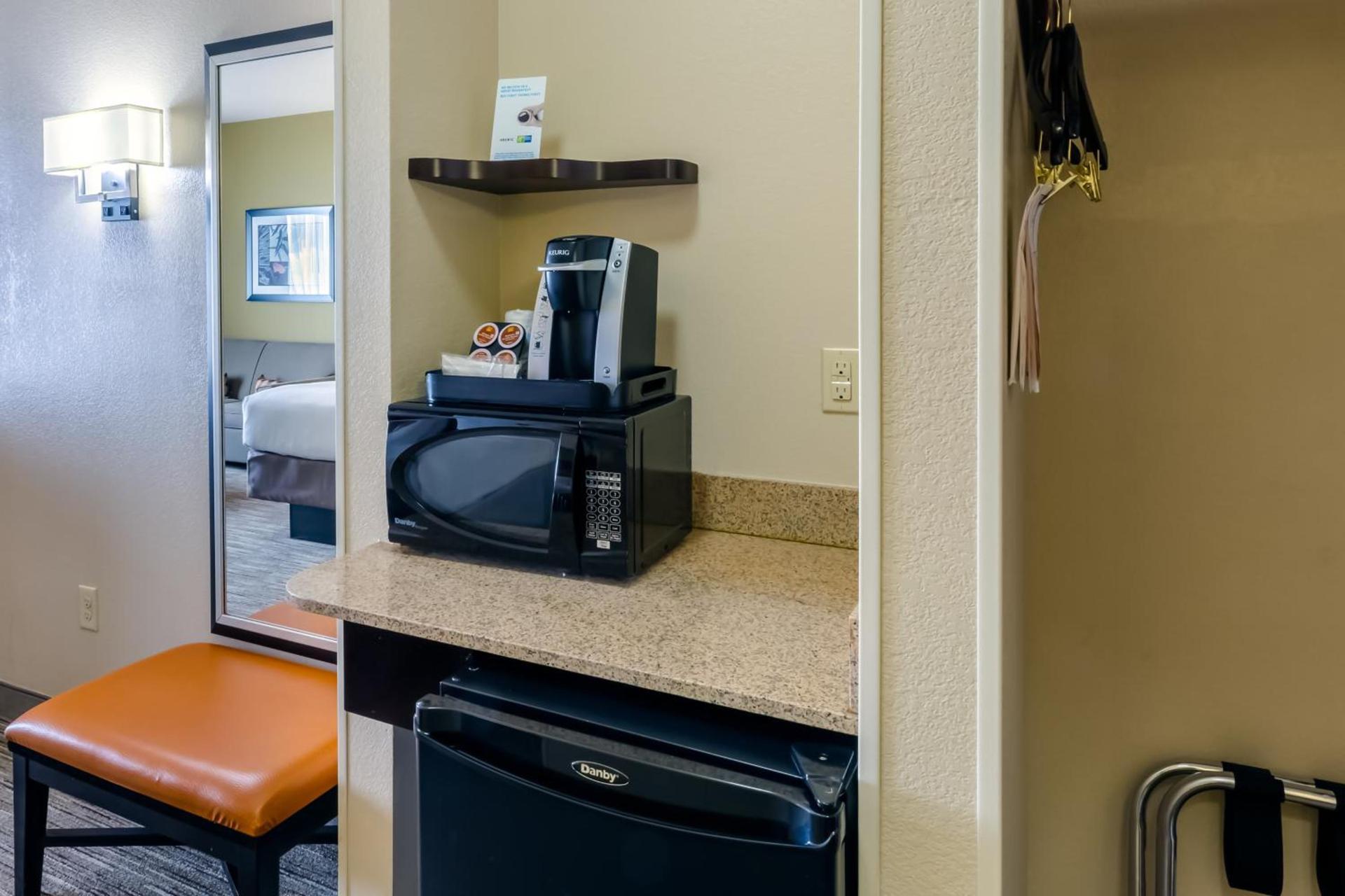 Holiday Inn Express Hotel & Suites Dallas West by IHG photo 18