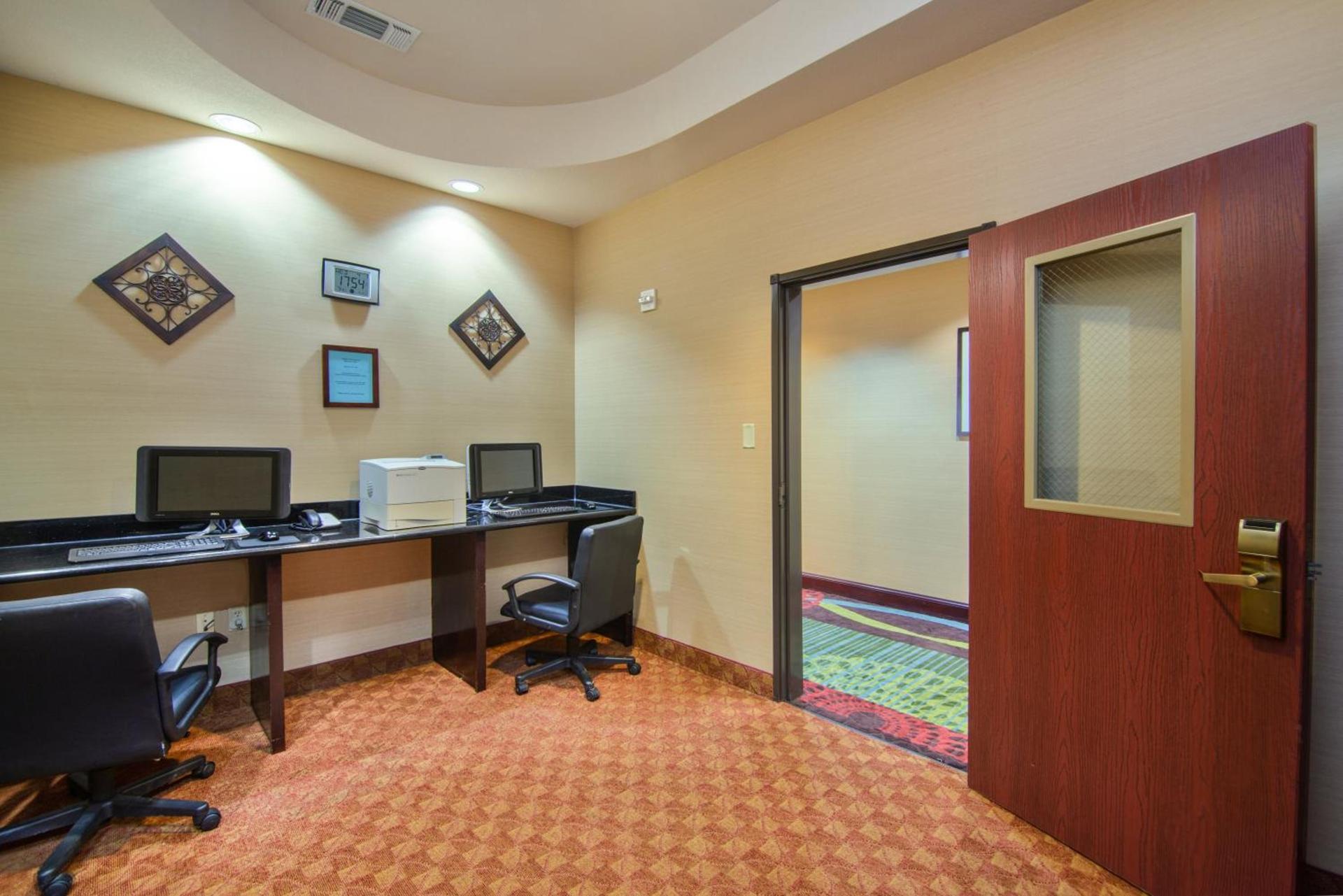 Country Inn & Suites by Radisson, Terrell photo 8