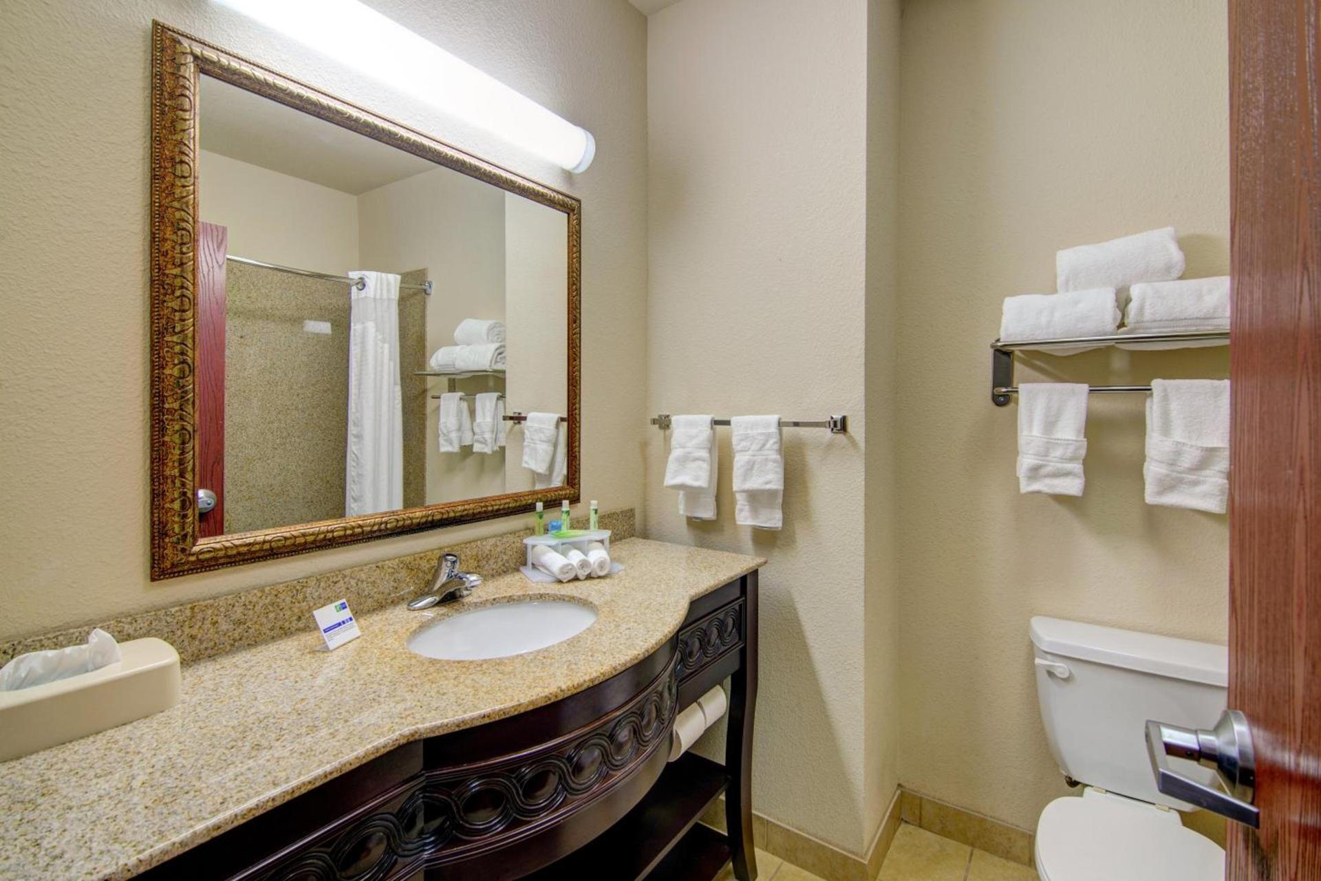 Country Inn & Suites by Radisson, Terrell photo 22