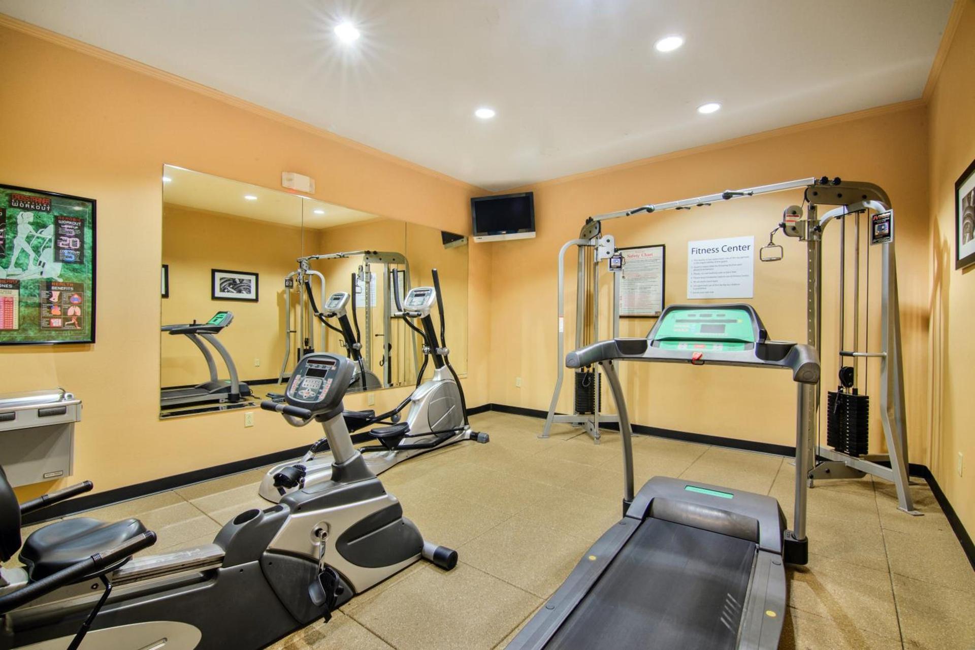 Country Inn & Suites by Radisson, Terrell photo 9