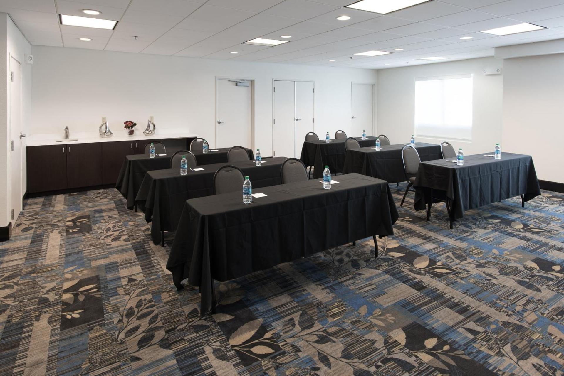 Holiday Inn Express & Suites East Wichita I-35 Andover by IHG photo 37