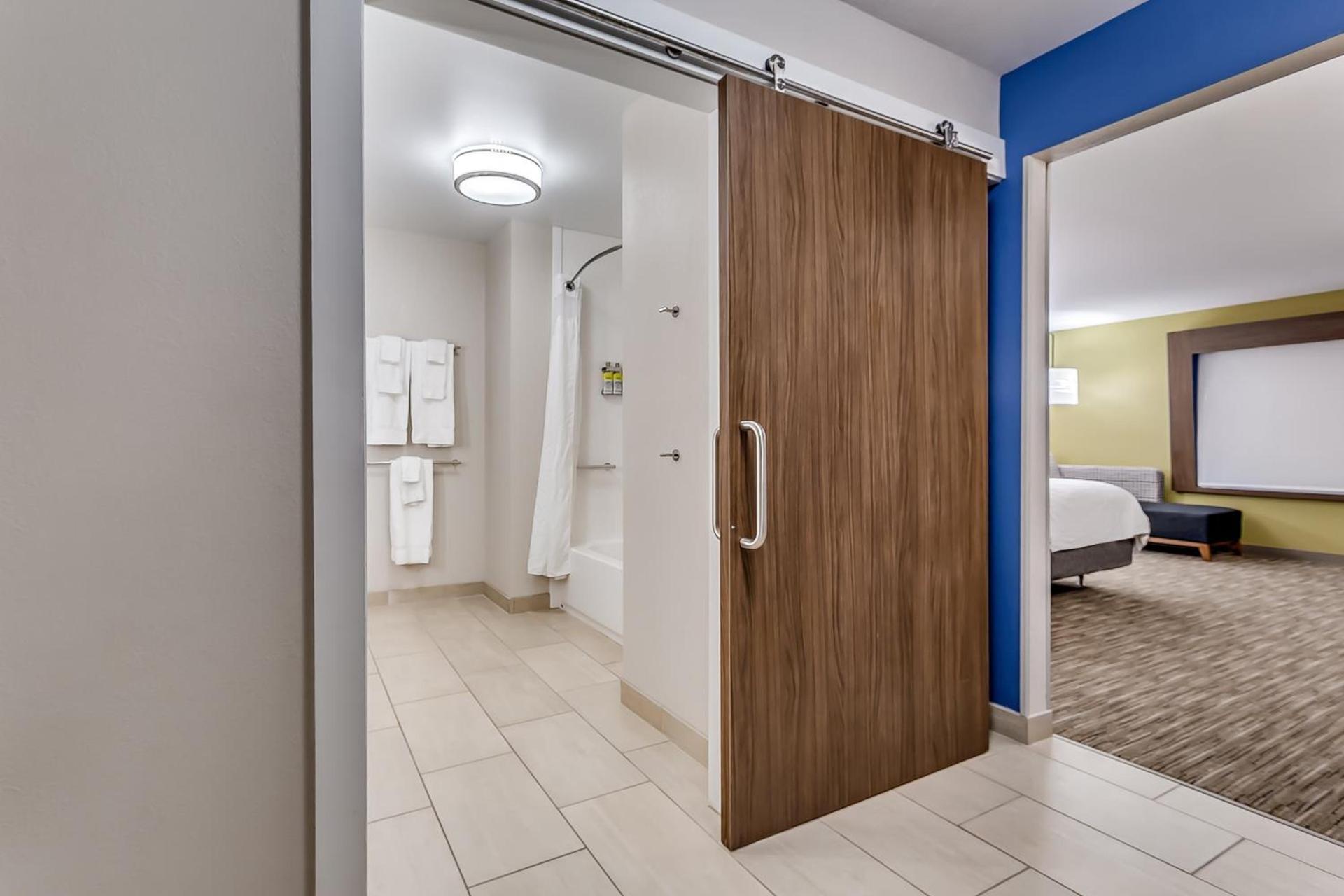 Holiday Inn Express & Suites Hammond by IHG photo 16