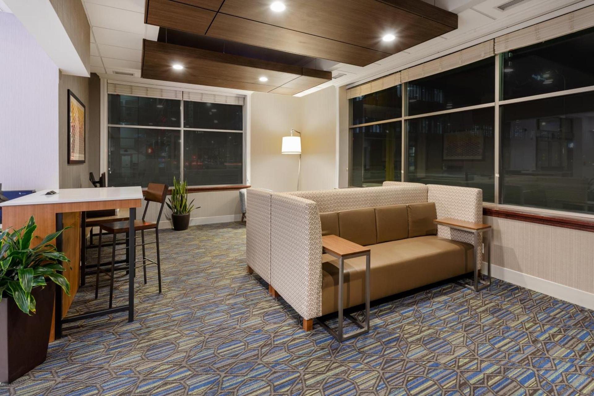 Holiday Inn Express Hotel & Suites Minneapolis-Downtown Convention Center by IHG photo 16