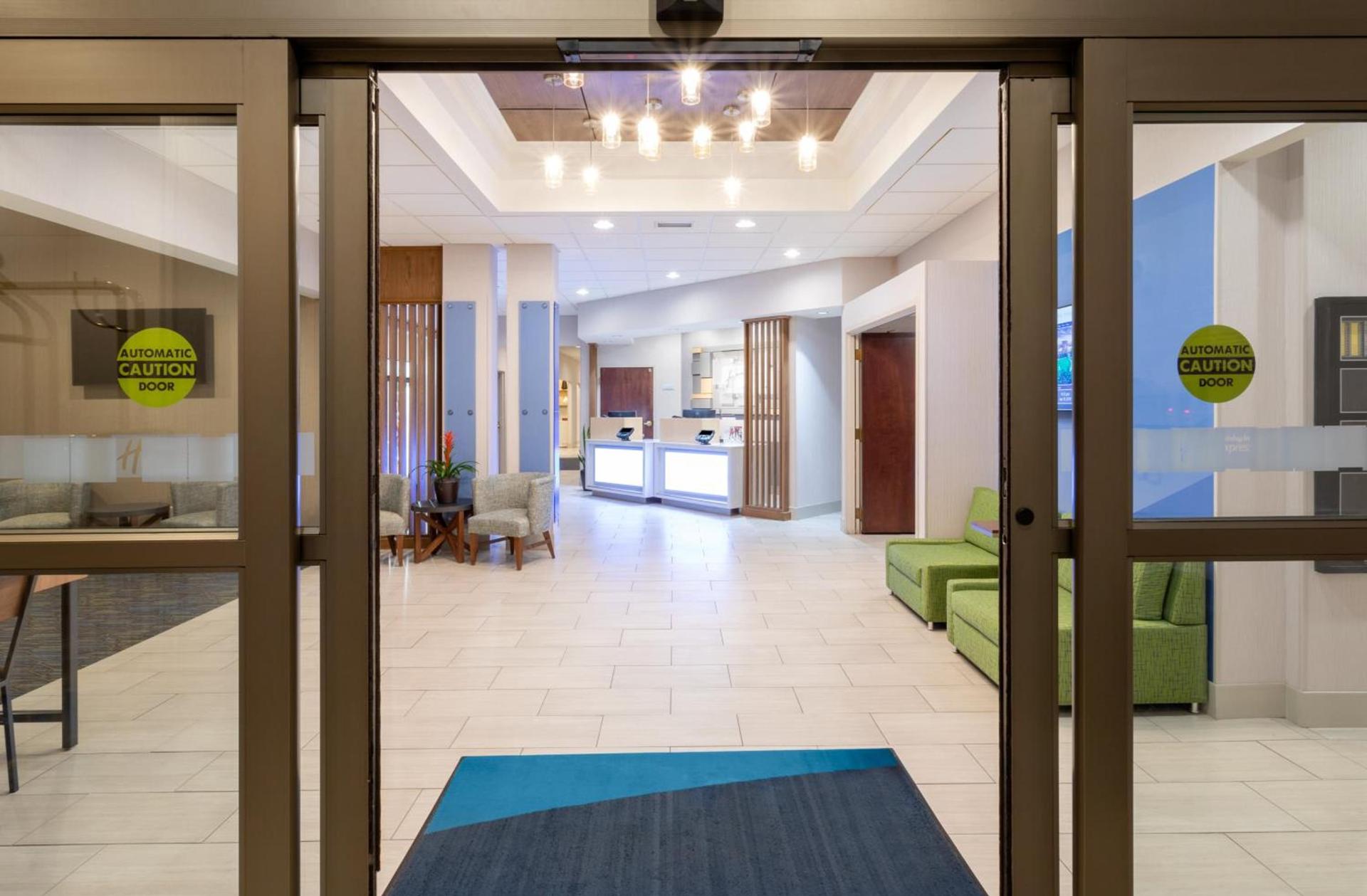 Holiday Inn Express Hotel & Suites Minneapolis-Downtown Convention Center by IHG photo 2