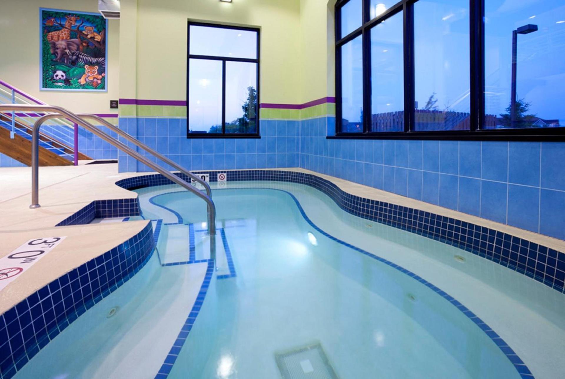 Holiday Inn Express Hotel & Suites Rogers by IHG photo 4