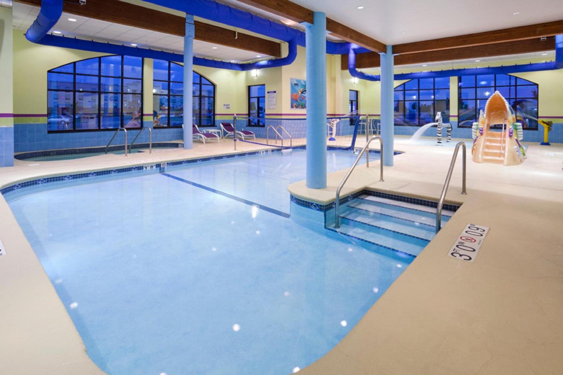 Holiday Inn Express Hotel & Suites Rogers by IHG photo 20