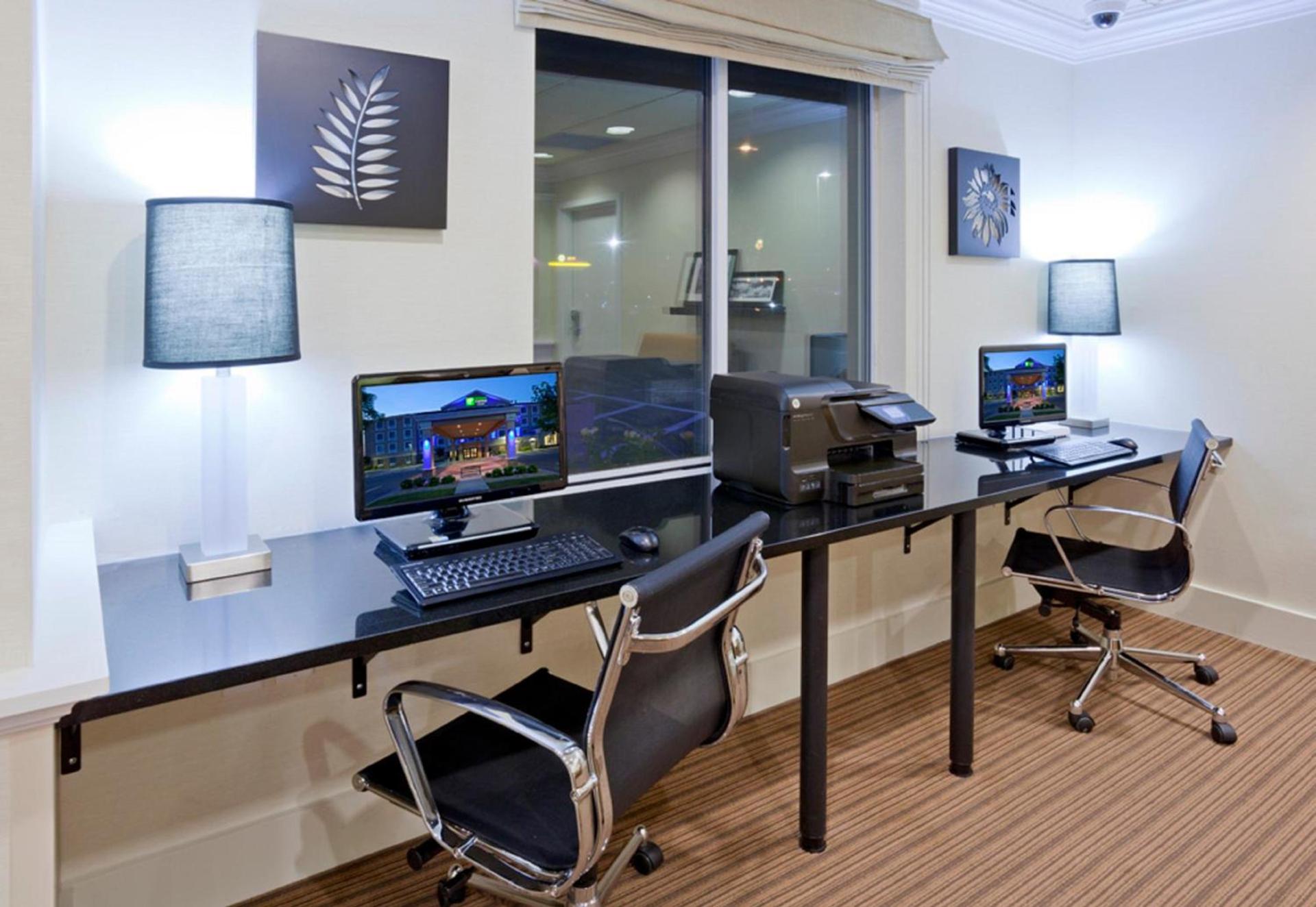 Holiday Inn Express Hotel & Suites Rogers by IHG photo 5