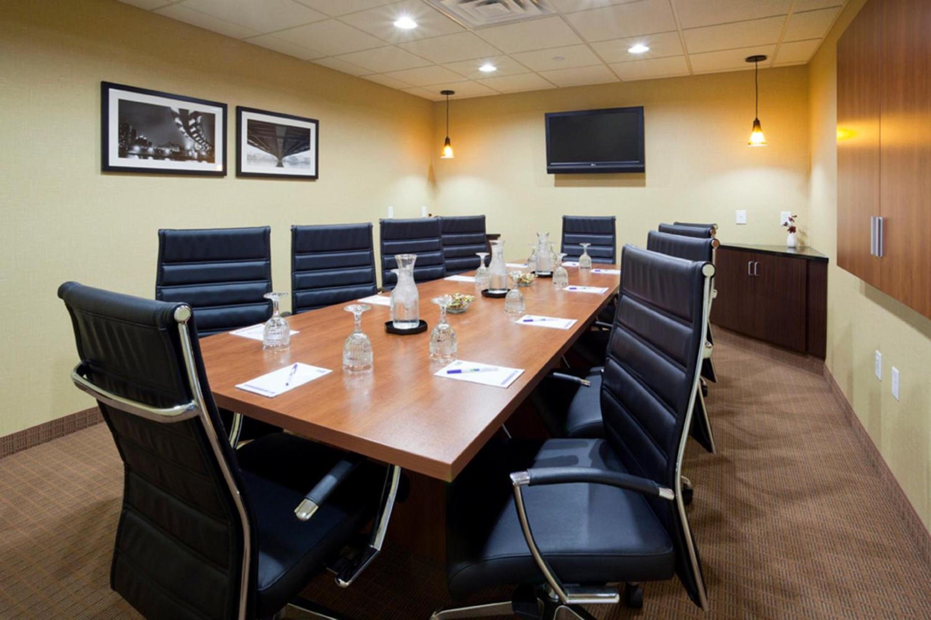 Holiday Inn Express Hotel & Suites Rogers by IHG photo 24