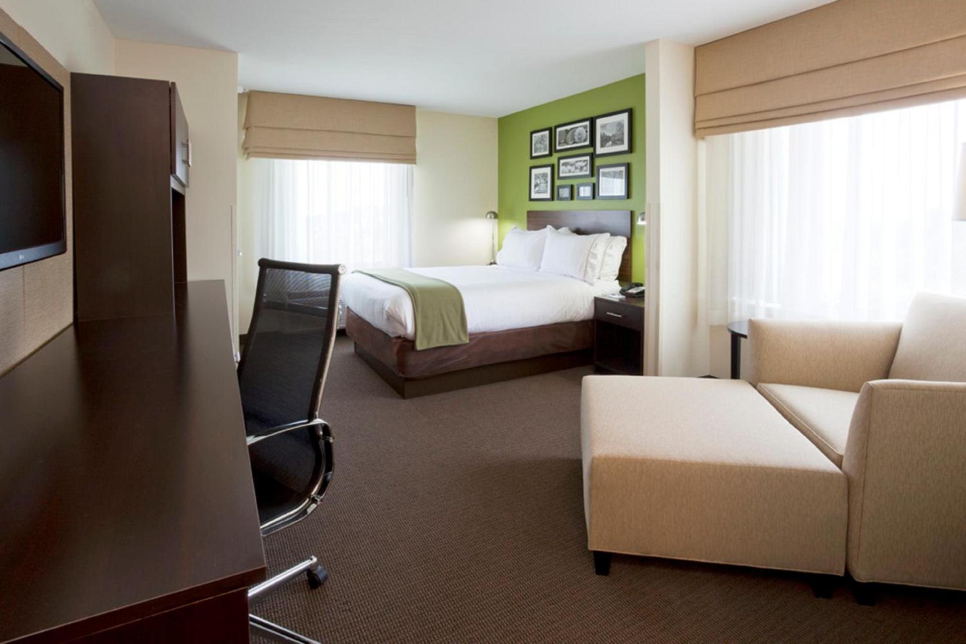 Holiday Inn Express Hotel & Suites Rogers by IHG photo 7
