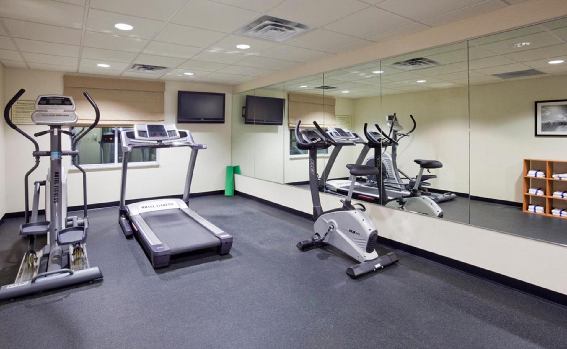 Holiday Inn Express Hotel & Suites Rogers by IHG photo 11