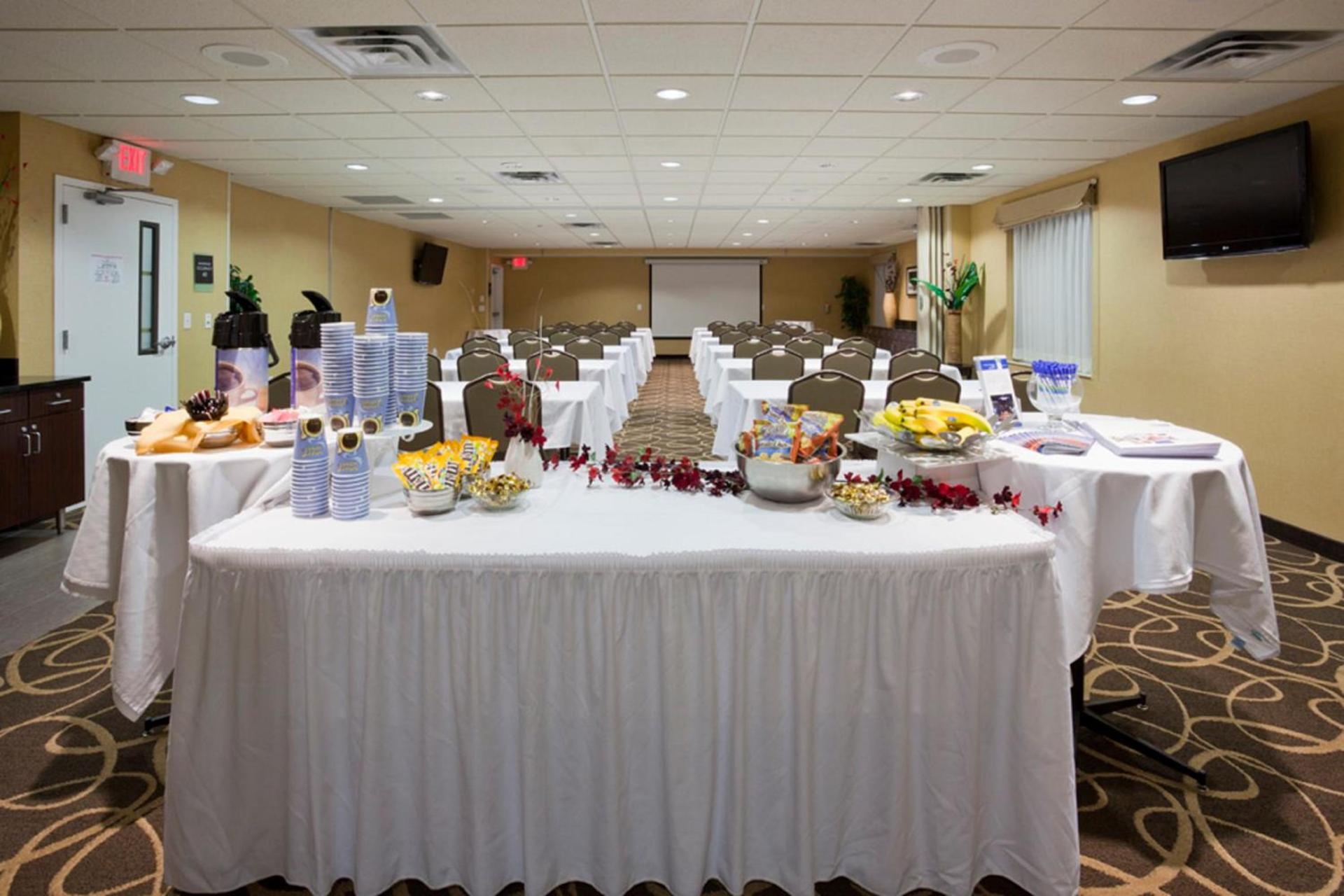 Holiday Inn Express Hotel & Suites Rogers by IHG photo 13