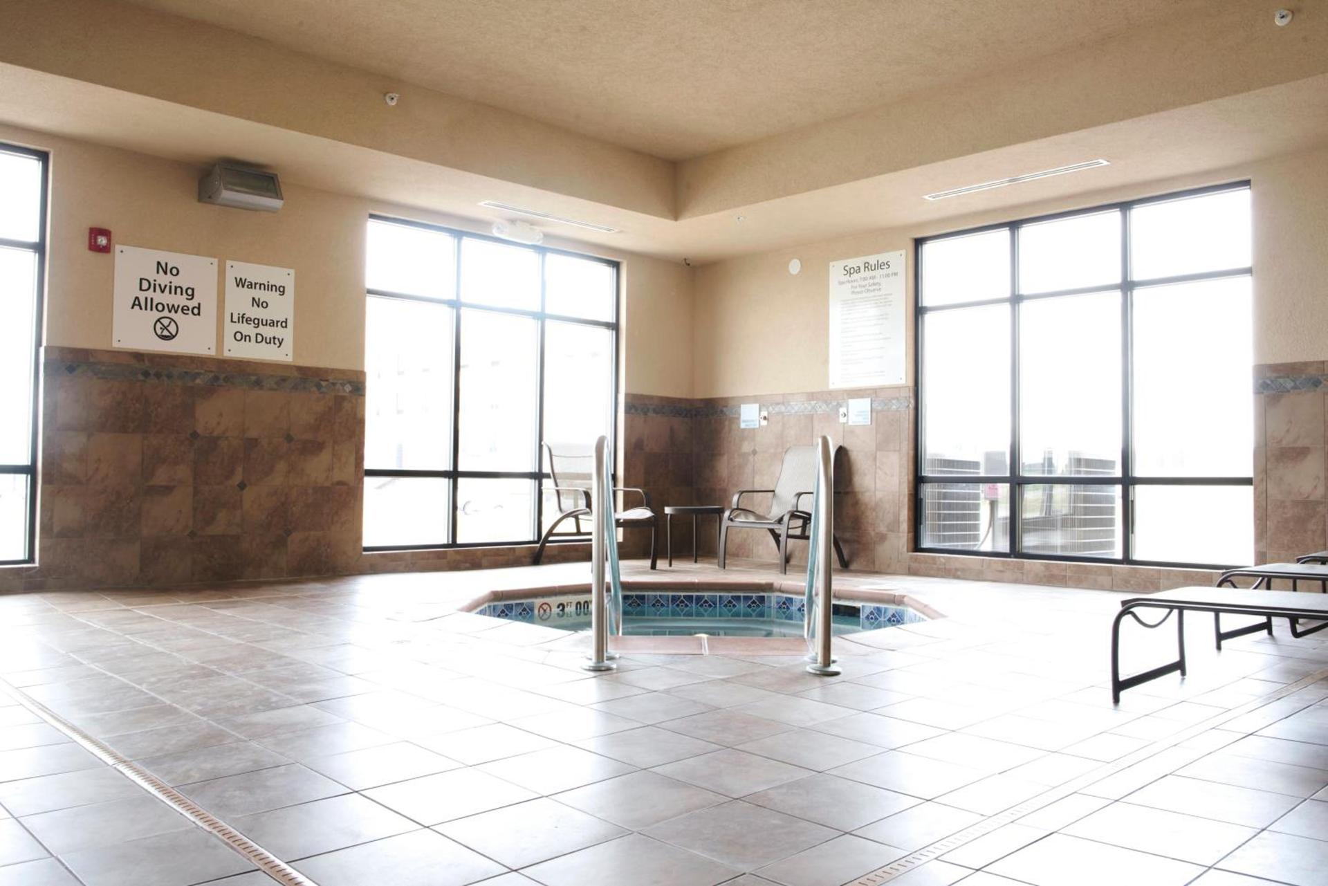 Holiday Inn Express and Suites Urbandale Des Moines by IHG photo 8