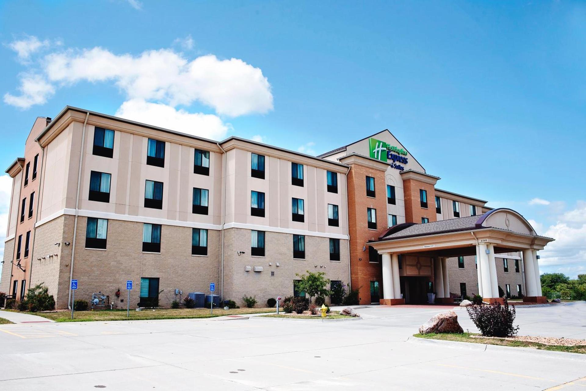 Holiday Inn Express and Suites Urbandale Des Moines by IHG — hotel in Urbandale