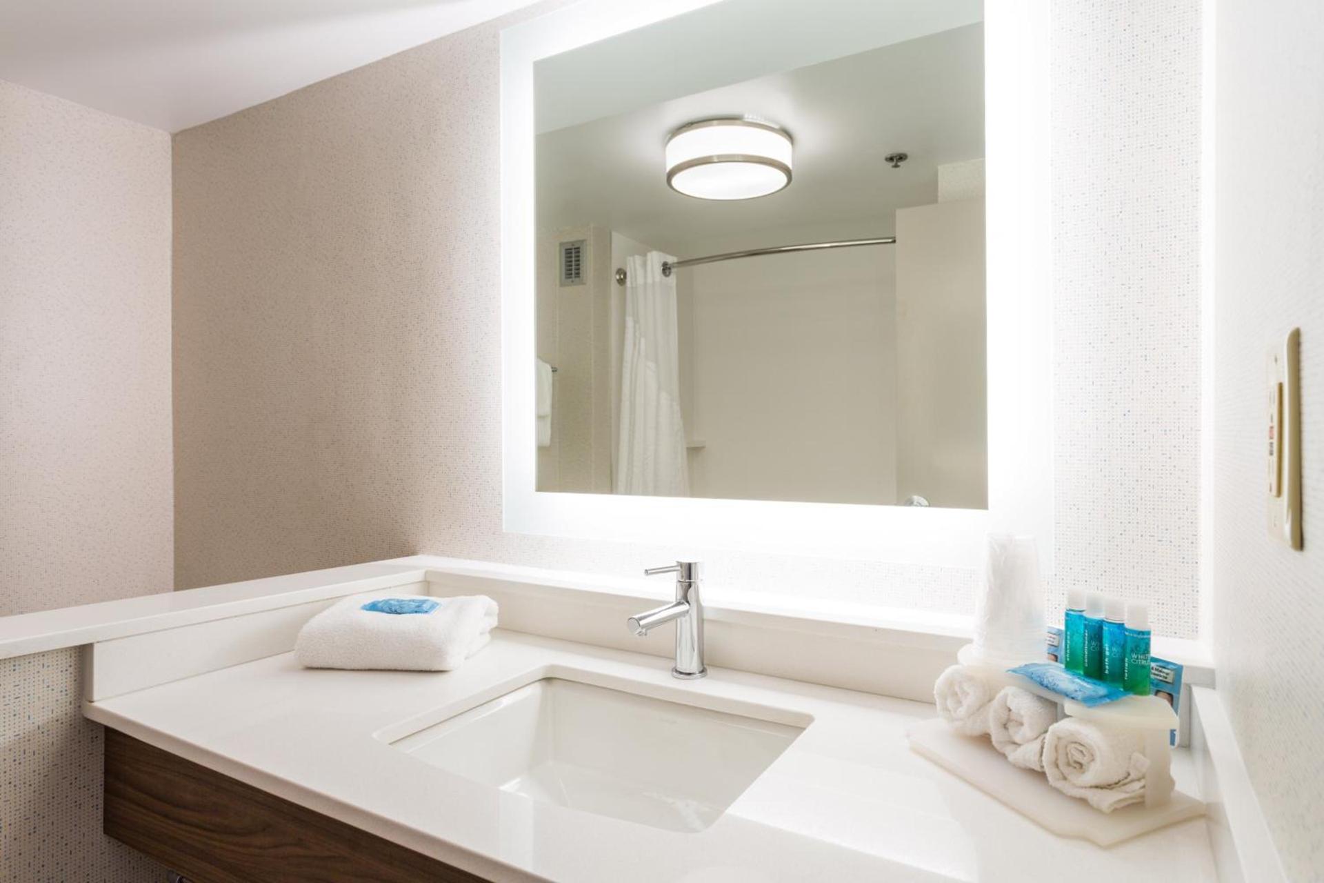 Holiday Inn Express & Suites Wilmington-University Center by IHG photo 36