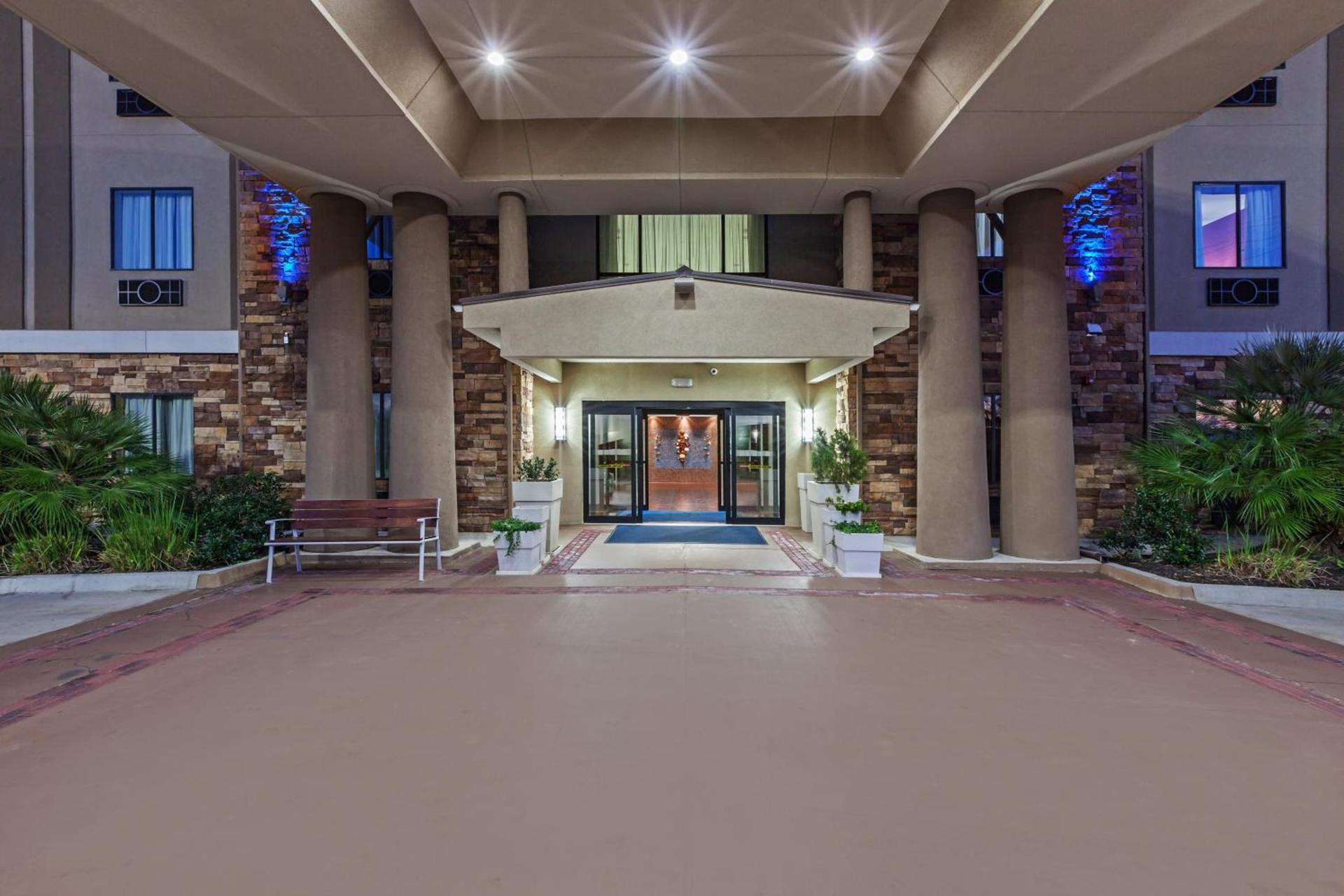 Holiday Inn Express & Suites Cleveland by IHG photo 11
