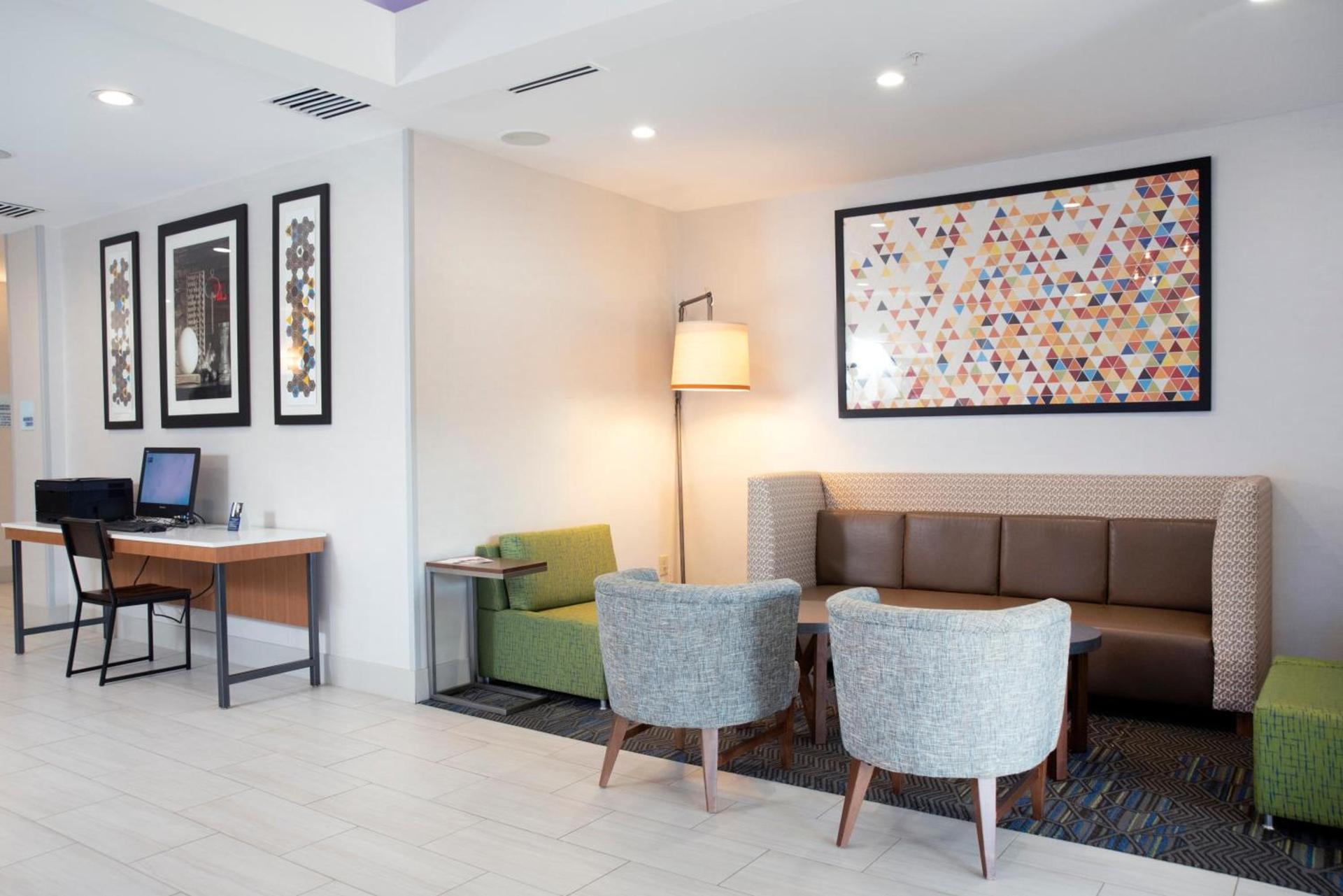 Holiday Inn Express Hotel & Suites Chester by IHG photo 2