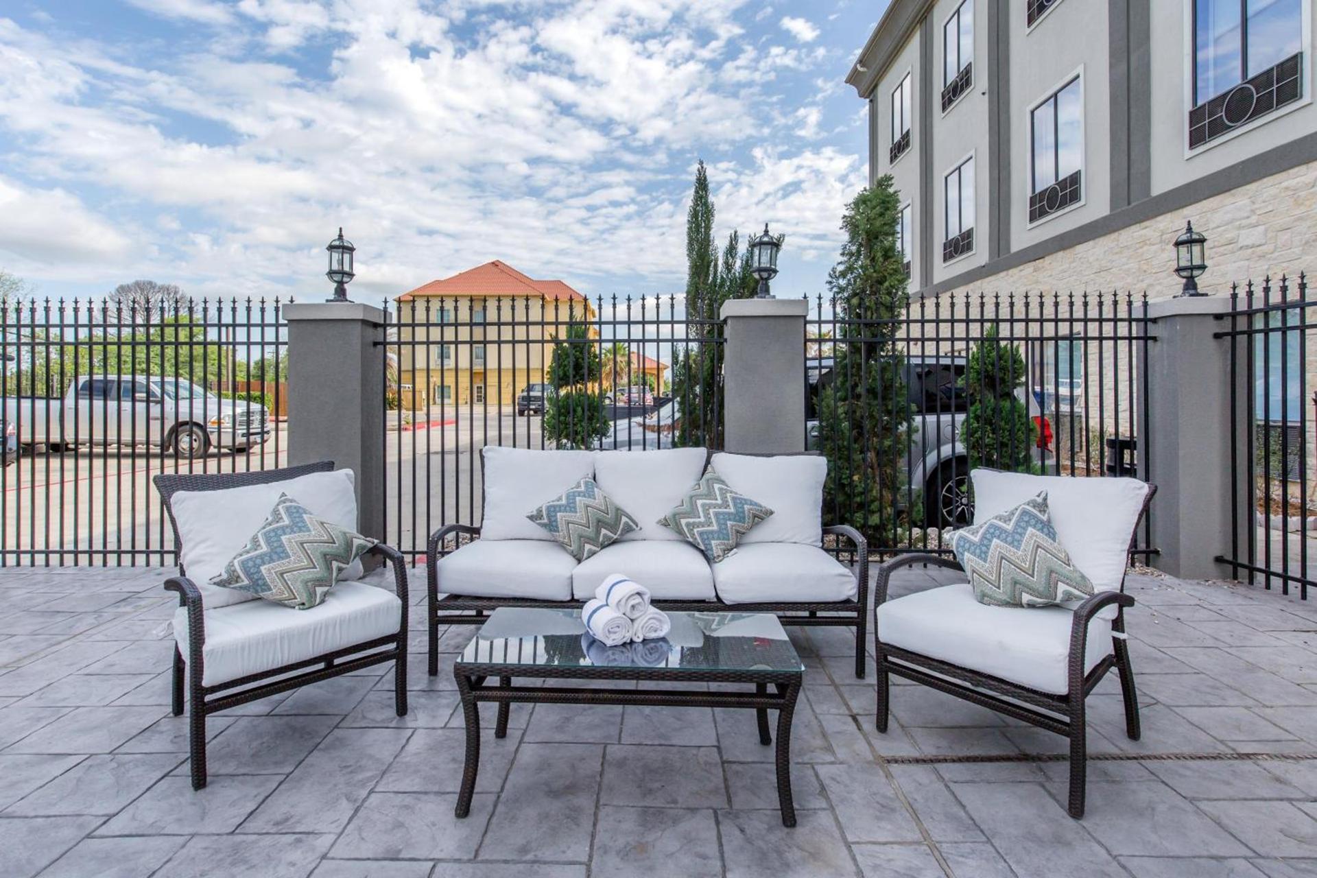 Holiday Inn Express Houston-Alvin by IHG photo 19
