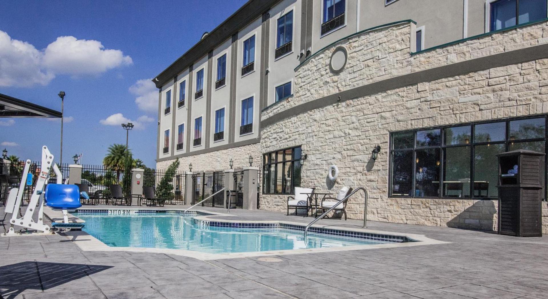Holiday Inn Express Houston-Alvin by IHG photo 34