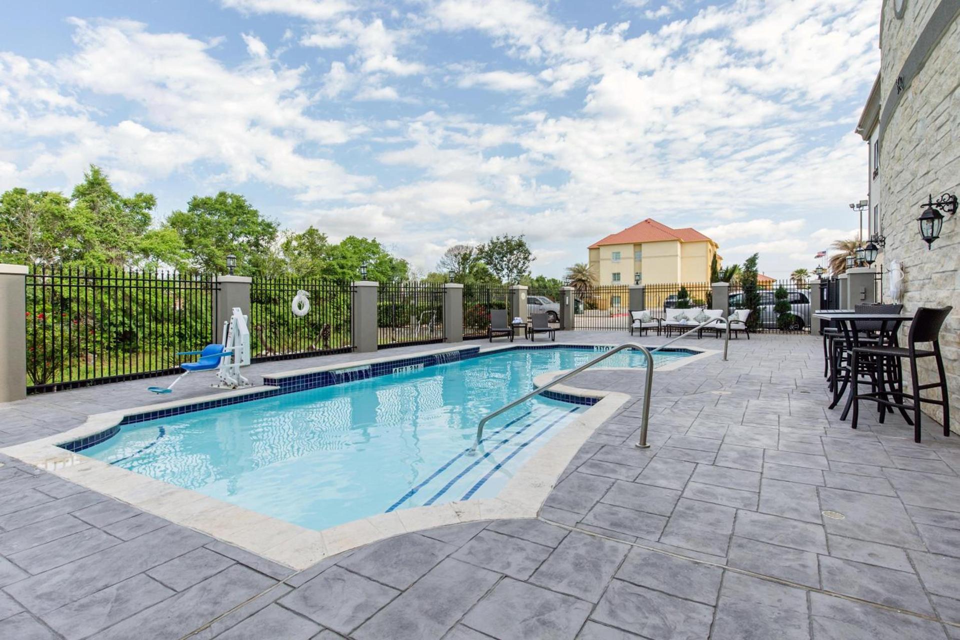 Holiday Inn Express Houston-Alvin by IHG photo 38